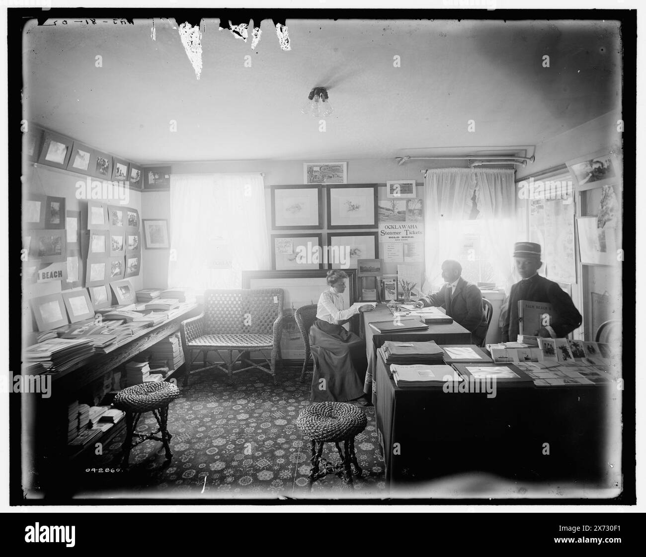 Florida, bureau de Mr. Foster à Palm Beach, titre de la veste., 'WHJ-81-02' sur négatif., Detroit Publishing Co. no.042860., signe sur la table : 'Hand col. Œuvres d'art à vendre.', cadeau ; State Historical Society of Colorado ; 1949, Business Enterprises. , Bureaux. , États-Unis, Floride, Palm Beach. Banque D'Images