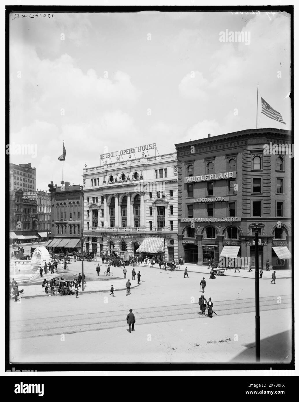 Detroit, Mich., Campus Martius et Opera House, titre tiré de la veste., '51 Glover' sur la section de gauche négatif ; '50 Glover' sur la section centrale négatif ; '49 Glover' sur la section de droite négatif., Shafer Building au centre., Detroit Publishing Co. No. 037014., Gift ; State Historical Society of Colorado ; 1949, Opera Houses. , Plazas. , États-Unis, Michigan, Detroit. Banque D'Images