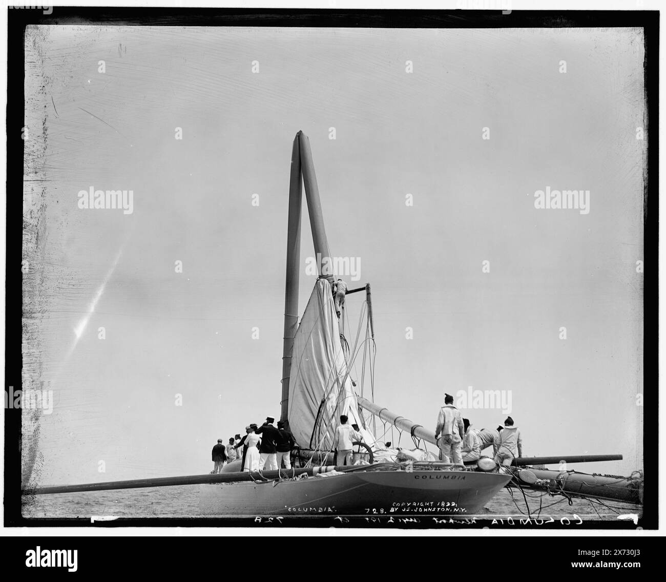 Columbia, '728', 'Newport', et 'Johnston' sur négatif., No Detroit Publishing Co., Gift ; State Historical Society of Colorado ; 1949, Columbia (Sloop) , America's Cup races. , Yachts. , Accidents maritimes. Banque D'Images