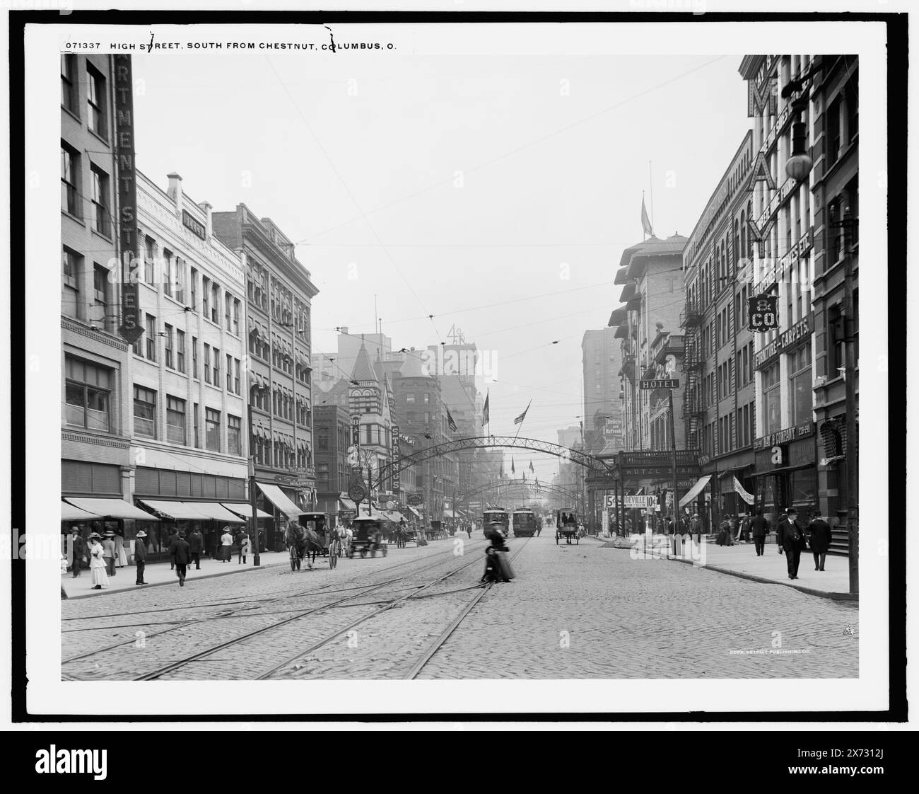 High Street au sud de Chestnut Street, Columbus, Ohio, Detroit Publishing Co. No. 071337., Gift ; State Historical Society of Colorado ; 1949, Streets. , Installations commerciales. , États-Unis, Ohio, Columbus. Banque D'Images
