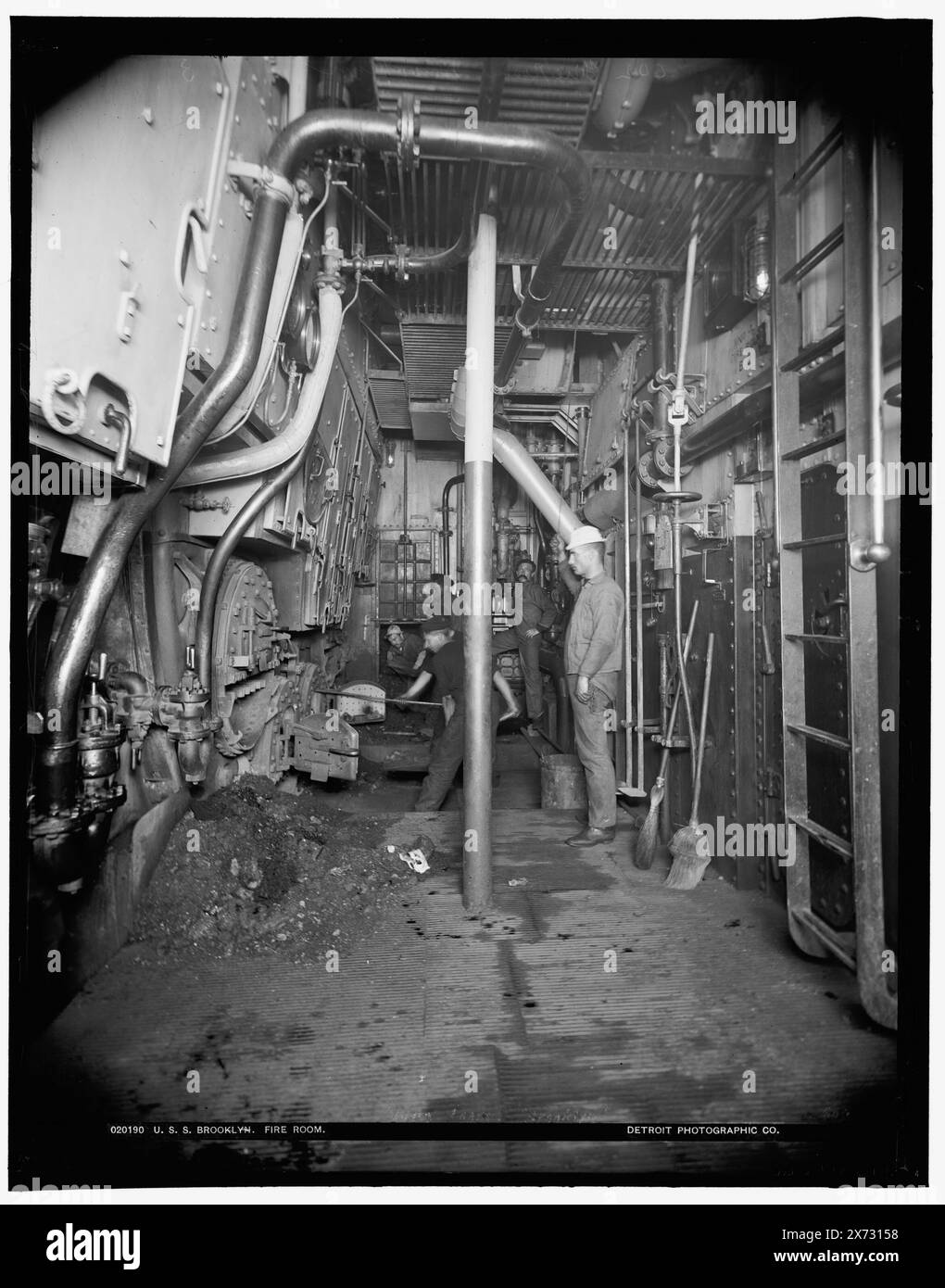 U.S.S. Brooklyn Fire room, '3' et '602' sur négatif., Detroit Publishing Co. No. 020190., Gift ; State Historical Society of Colorado ; 1949, Brooklyn (Cruiser), États-Unis., Navy. , Cruisers (navires de guerre), américain. , Seamen, américain. , Salles des machines. Banque D'Images