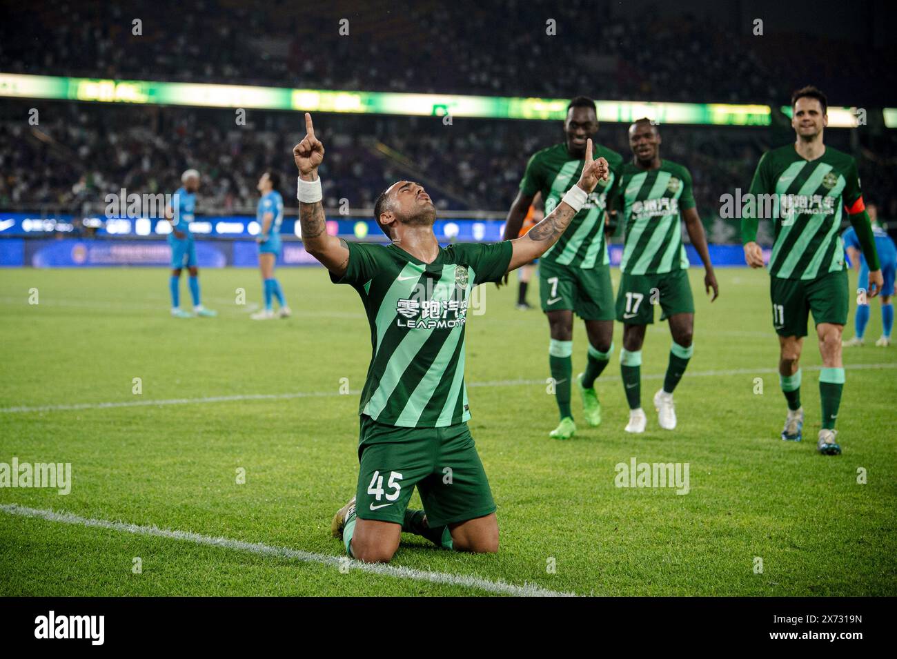 Hangzhou, province chinoise du Zhejiang. 17 mai 2024. Leonardo (avant) du Zhejiang FC célèbre avoir marqué lors de la saison 2024 du match de 12e tour de la Chinese Football Association Super League (CSL) entre le Zhejiang FC et Nantong Zhiyun à Hangzhou, dans la province du Zhejiang de l'est de la Chine, le 17 mai 2024. Crédit : Jiang Han/Xinhua/Alamy Live News Banque D'Images