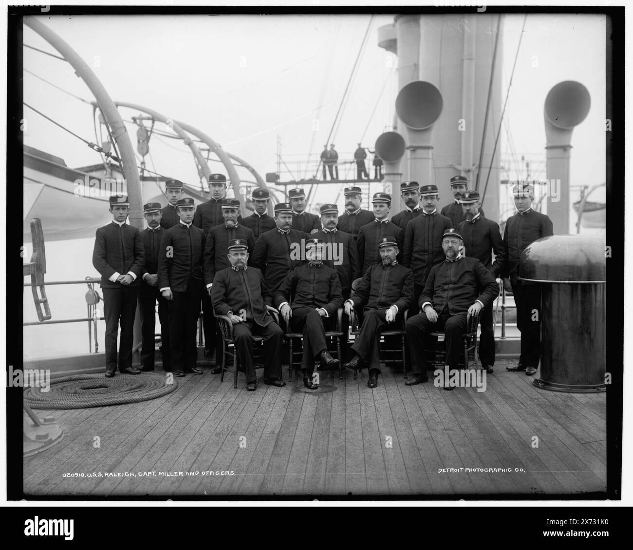 U.S.S. Raleigh, Capt. Miller and Officers, attribution à Hart basée sur des négatifs avec des chiffres similaires., Detroit Publishing Co. No. 020910., Gift ; State Historical Society of Colorado ; 1949, Miller, Merrill, 1842-1914. , Raleigh (Cruiser) , États-Unis., Navy. , Cruisers (navires de guerre), américain. , Officiers militaires, américain. Banque D'Images