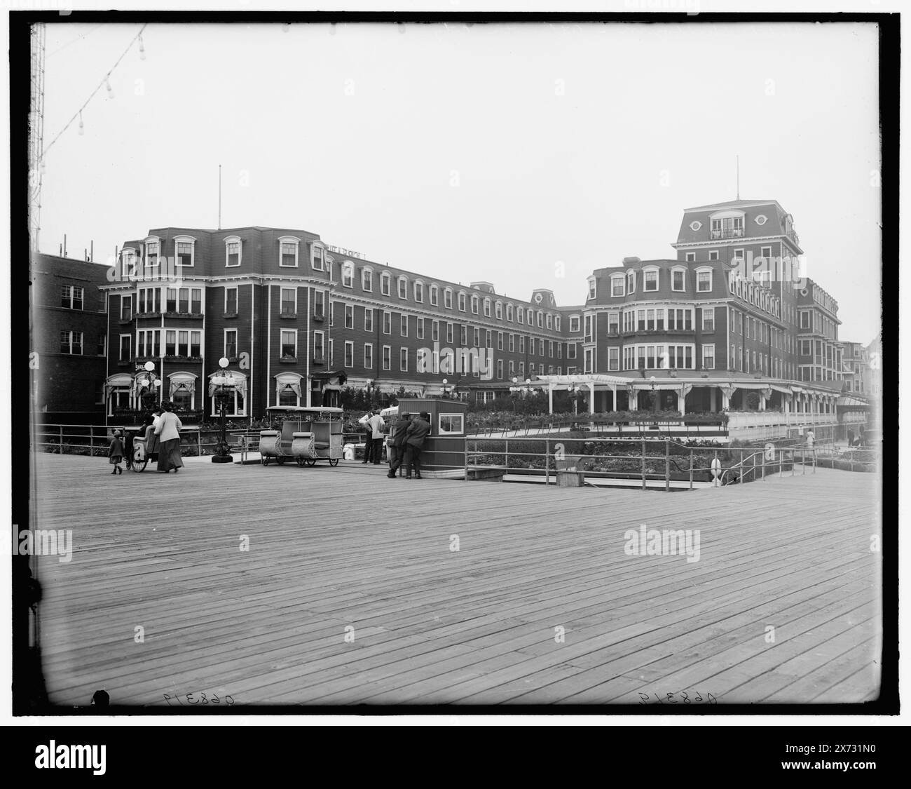 Atlantic City, N.J., Hotel Shelborne i.e. Shelburne, Title from jacket., Detroit Publishing Co. No. 068319., Gift ; State Historical Society of Colorado ; 1949, Hôtels. , Chaises roulantes. , Promenades. , États-Unis, New Jersey, Atlantic City. Banque D'Images