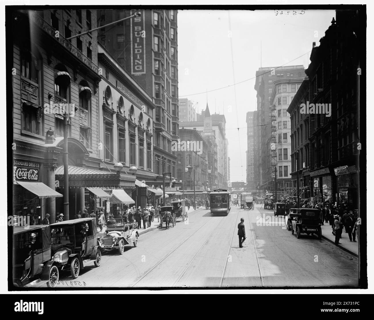 Madison Avenue & Brevoort Hotel, Chicago, Ill., titre tiré de la veste., 'G 8268' sur négatif., Detroit Publishing Co. No. 500186., Gift ; State Historical Society of Colorado ; 1949, Hôtels. , Rues. , Installations commerciales. , États-Unis, Illinois, Chicago. Banque D'Images