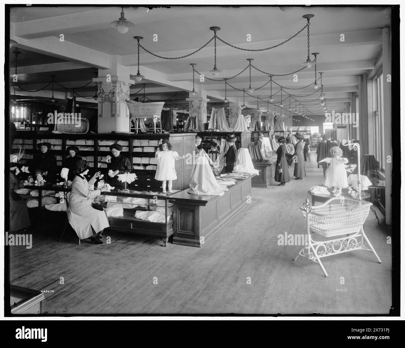 Elliott, Taylor, Woolfenden, allée nord, Detroit, Mich., titre de veste., Detroit Publishing Co. no. 043674., Gift ; State Historical Society of Colorado ; 1949, Dry Goods Stores. , Intérieurs. , Mannequins. , États-Unis, Michigan, Detroit. Banque D'Images