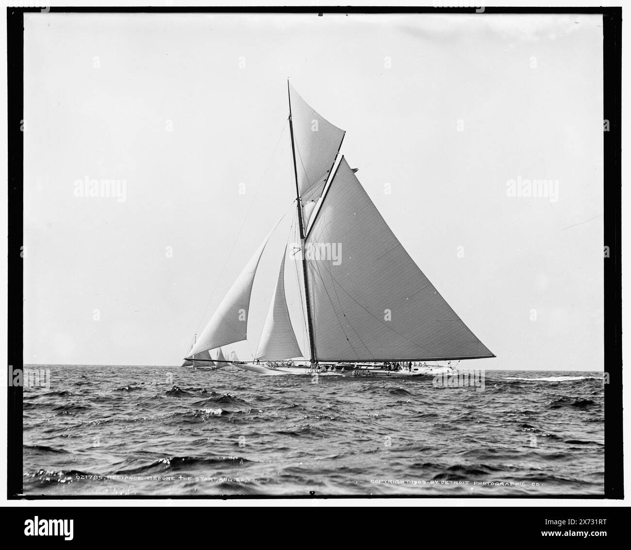 Reliance avant le début, 22 août 2003, Detroit Publishing Co. No. 021785., cadeau ; State Historical Society of Colorado ; 1949, Reliance (Yacht) , America's Cup races. , Yachts. , Régates. Banque D'Images
