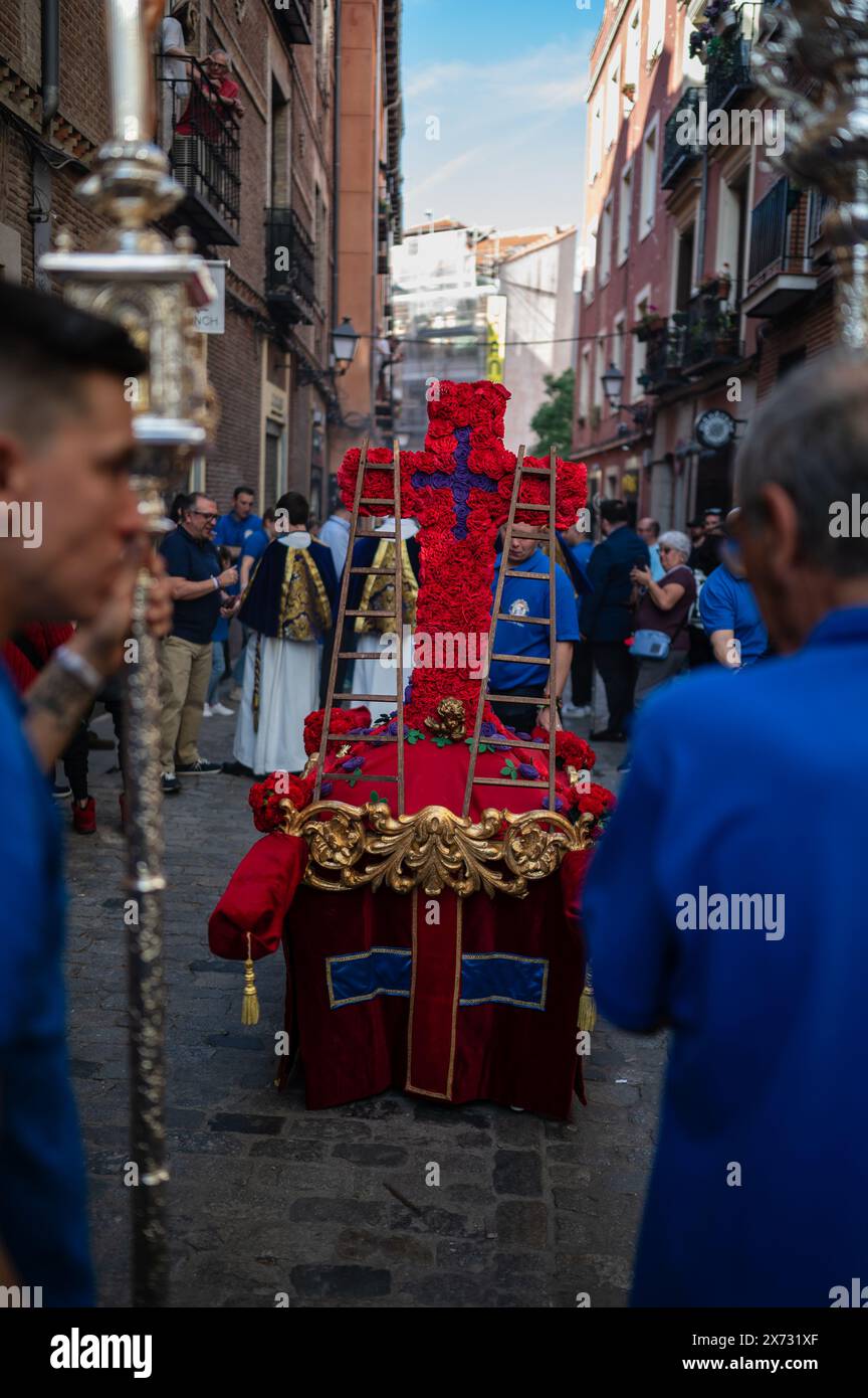 Dixième départ de la Cruz de Mayo, cortège de la Fraternité de Jésus el Pobre, Madrid, Espagne. Organisé par le Hermandad y Cofradia Banque D'Images