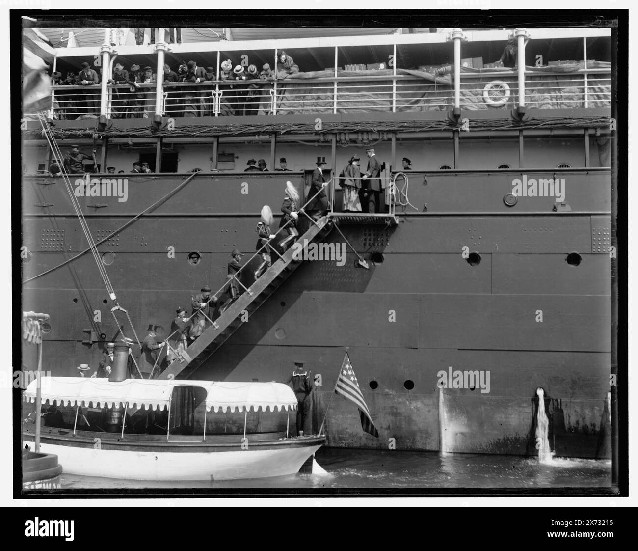 Monter à bord du offert Louis pour accueillir Li Hung Chang, Title from jacket., '1811' on Negative., Detroit Publishing Co. No. 32467., Gift ; State Historical Society of Colorado ; 1949, Li, Hung-chang,,, 1823-1901. , Louis (Ocean liner) , Ocean Liners. , Visites d'état. Banque D'Images