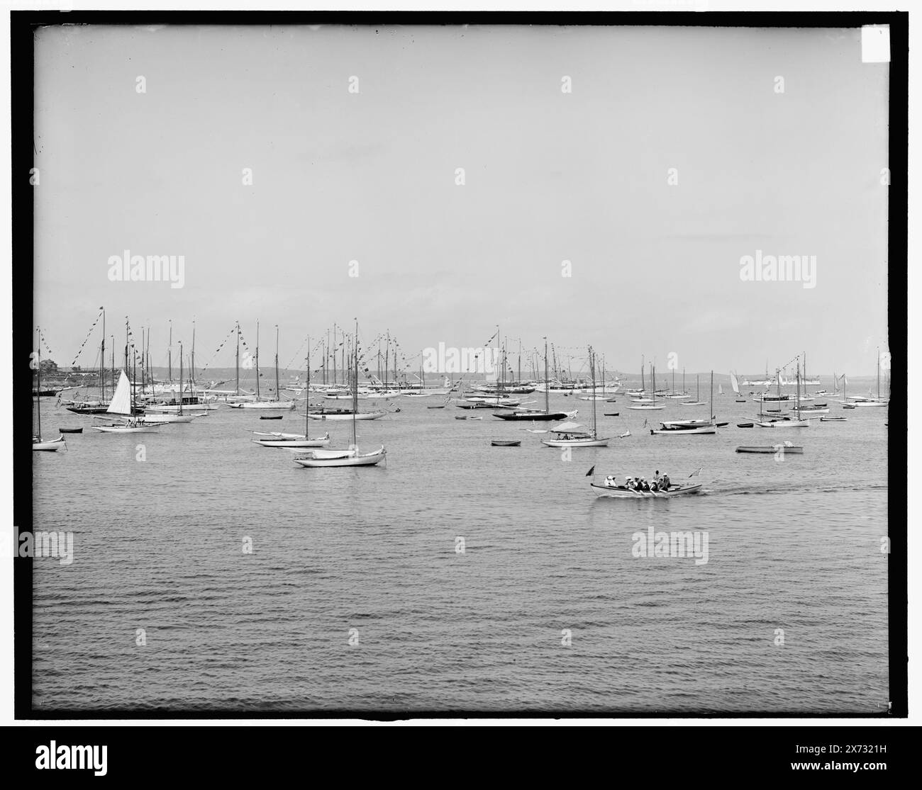 Harbor et N.Y.Y.C. (New York Yacht Club) flotte, Marblehead, Mass., titre de veste., '2861' sur négatif., Detroit Publishing Co. no. 034128., Gift ; State Historical Society of Colorado ; 1949, Yacht clubs. , Yachts. , Harbors. , États-Unis, Massachusetts, Marblehead. Banque D'Images