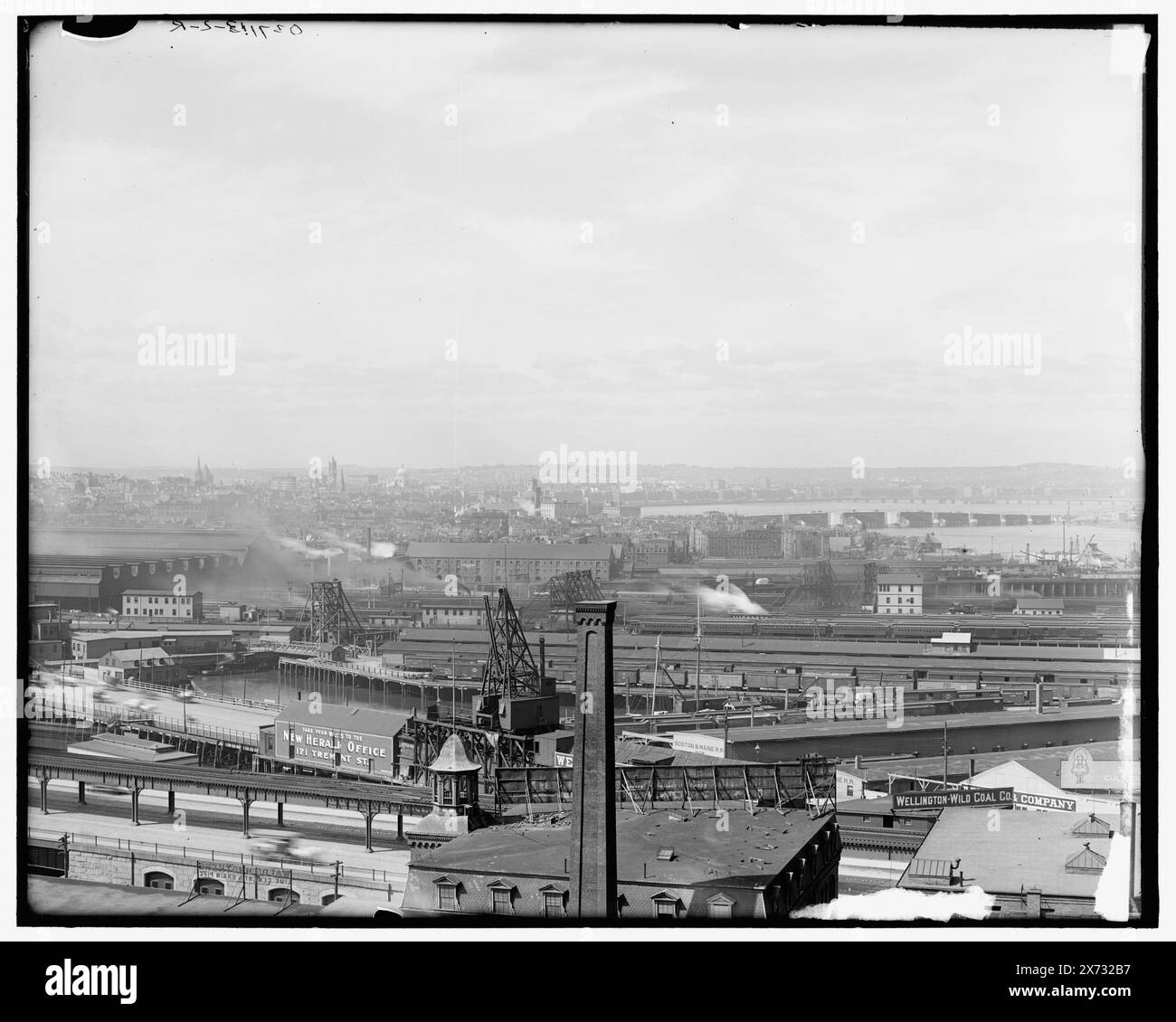 West End et Charles River de Charlestown, Boston, Mass., titre de la veste., les images du vidéodisque sont hors séquence ; l'ordre réel de gauche à droite est 1A-19110, 19109., '3314' sur négatif à gauche ; '3315' sur négatif à droite., Detroit Publishing Co. 037113., Gift ; State Historical Society of Colorado ; 1949, Railroads. , Installations industrielles. , États-Unis, Massachusetts, Boston. , États-Unis, Massachusetts, Charles River. Banque D'Images