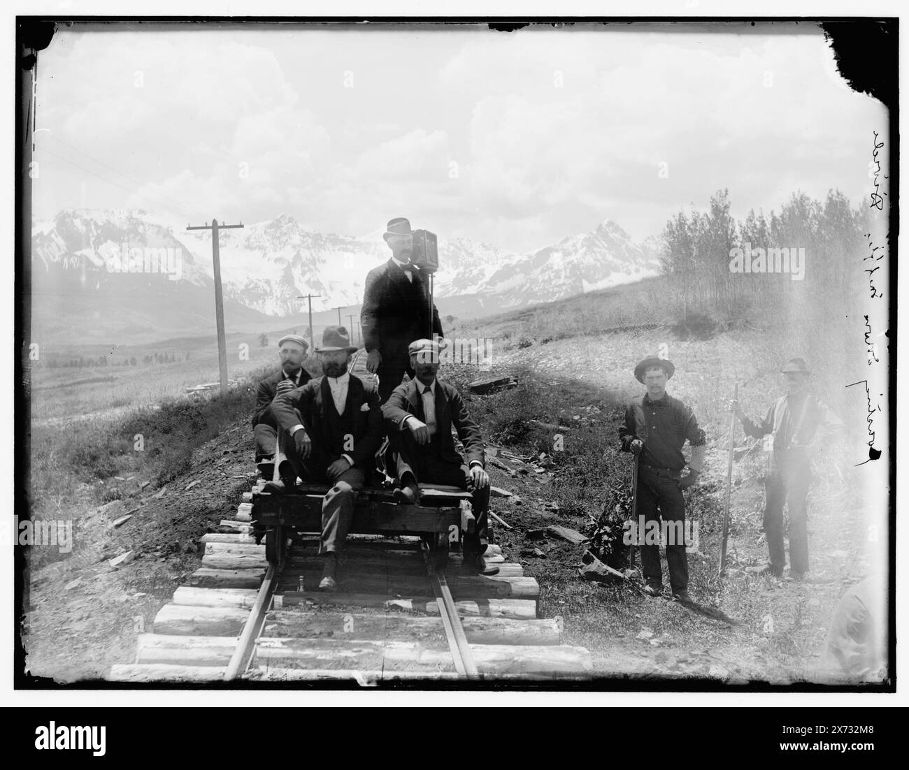 Coasting Down Sneffles Divide, peut-être par William Henry Jackson., No Detroit Publishing Co. No., Gift ; State Historical Society of Colorado ; 1949, Mountains. , Wagons de chemin de fer. , États-Unis, Colorado, Sneffles, Mount. Banque D'Images