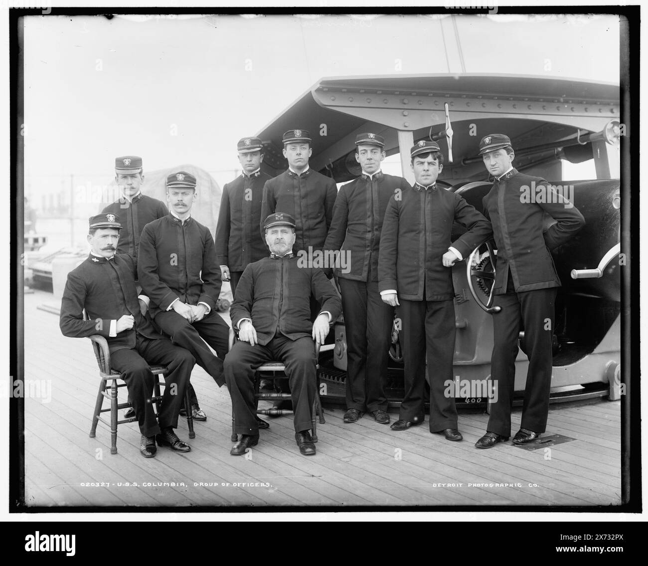 U.S.S. Columbia, groupe d'officiers, attribution à Hart basée sur le négatif D4-20321 ; date basée sur Detroit catalogue J (1901)., Detroit Publishing Co. No. 020327., Gift ; State Historical Society of Colorado ; 1949, Columbia (Cruiser), États-Unis., Navy. , Officiers militaires, américain. Banque D'Images