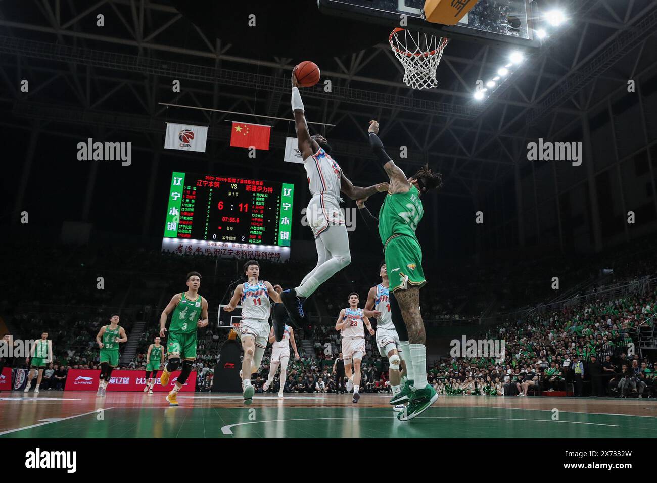 Shenyang, province chinoise du Liaoning. 17 mai 2024. Dominique Jones (avant l) des Tigres volants du Xinjiang se lance dans un lay-up lors du match 2 entre les léopards volants du Liaoning et les Tigres volants du Xinjiang lors de la saison 2023-2024 de la finale de la ligue de la Chinese Basketball Association (CBA) à Shenyang, dans la province du Liaoning, au nord-est de la Chine, le 17 mai 2024. Crédit : Pan Yulong/Xinhua/Alamy Live News Banque D'Images