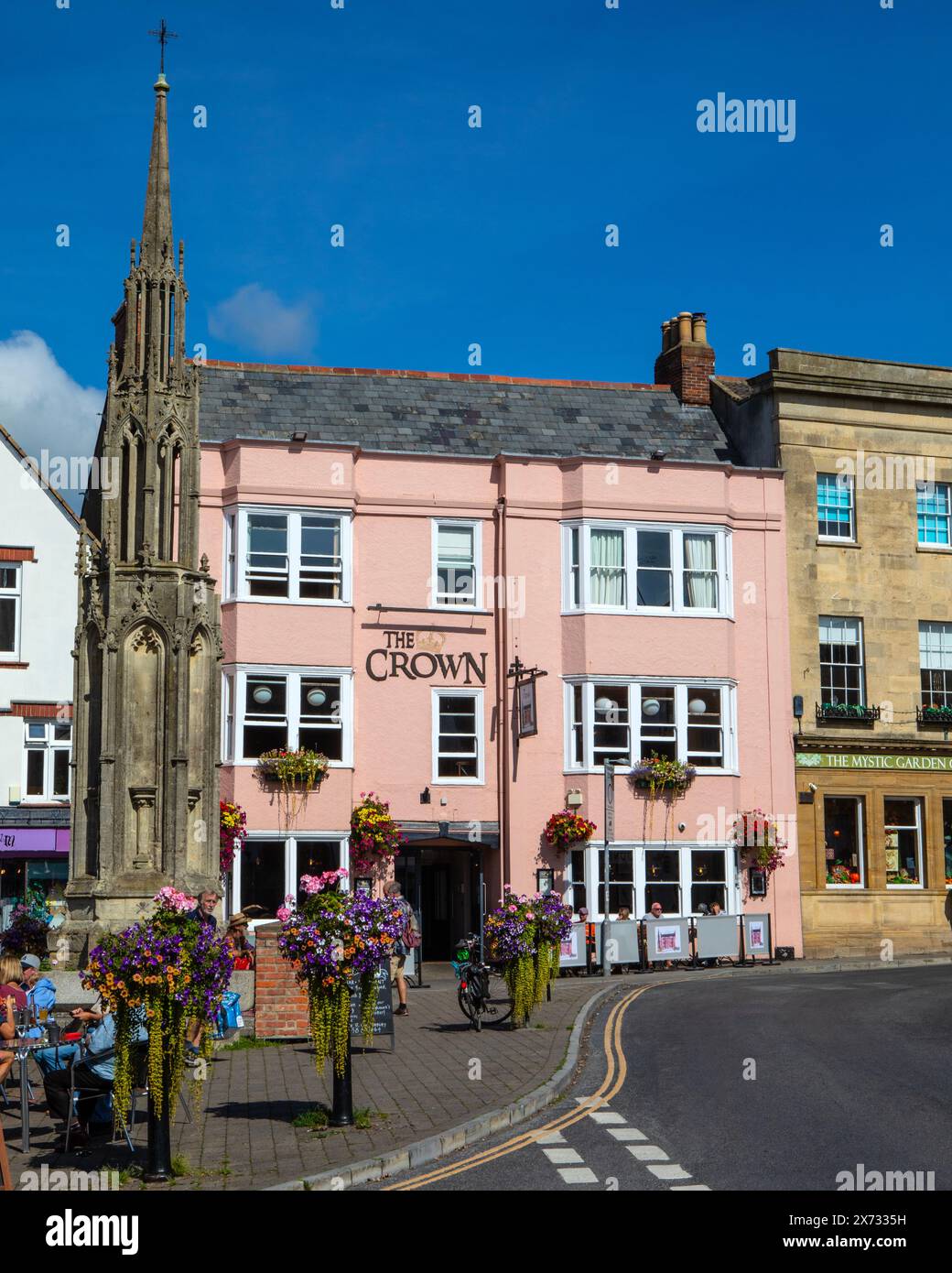 Somerset, Royaume-Uni - 13 septembre 2023 : vue sur le marché historique Cross situé sur la place du marché dans la jolie ville de Glastonbury dans le Somerset, Royaume-Uni. Banque D'Images