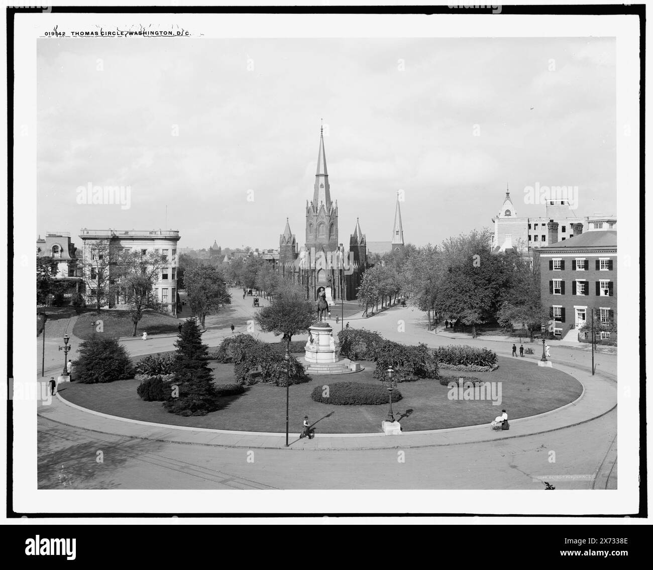 Thomas Circle, Washington, DC, Luther place Memorial Church en arrière-plan., transparent en verre correspondant (même code de série) disponible sur vidéodisque cadre 1A-30540., Detroit Publishing Co. No. 019142., Gift ; State Historical Society of Colorado ; 1949, Thomas, George Henry,,, 1816-1870, statues. , Sculpture. , Plazas. , Églises. , États-Unis, District of Columbia, Washington (D.C.) Banque D'Images