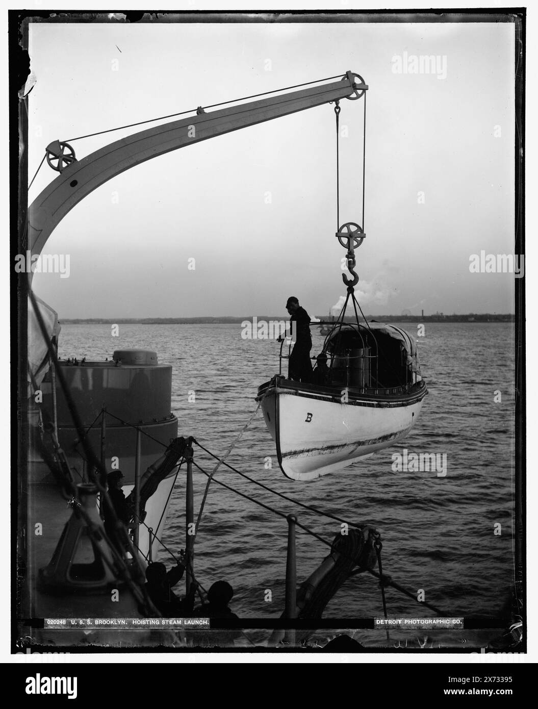 U.S.S. Brooklyn, lancement de vapeur de levage, attribution basée sur le négatif D4-20231., date basée sur Detroit, catalogue J (1901)., Detroit Publishing Co. No. 020248., Gift ; State Historical Society of Colorado ; 1949, Brooklyn (Cruiser) , Hoisting Machinery. , Démarre. Banque D'Images
