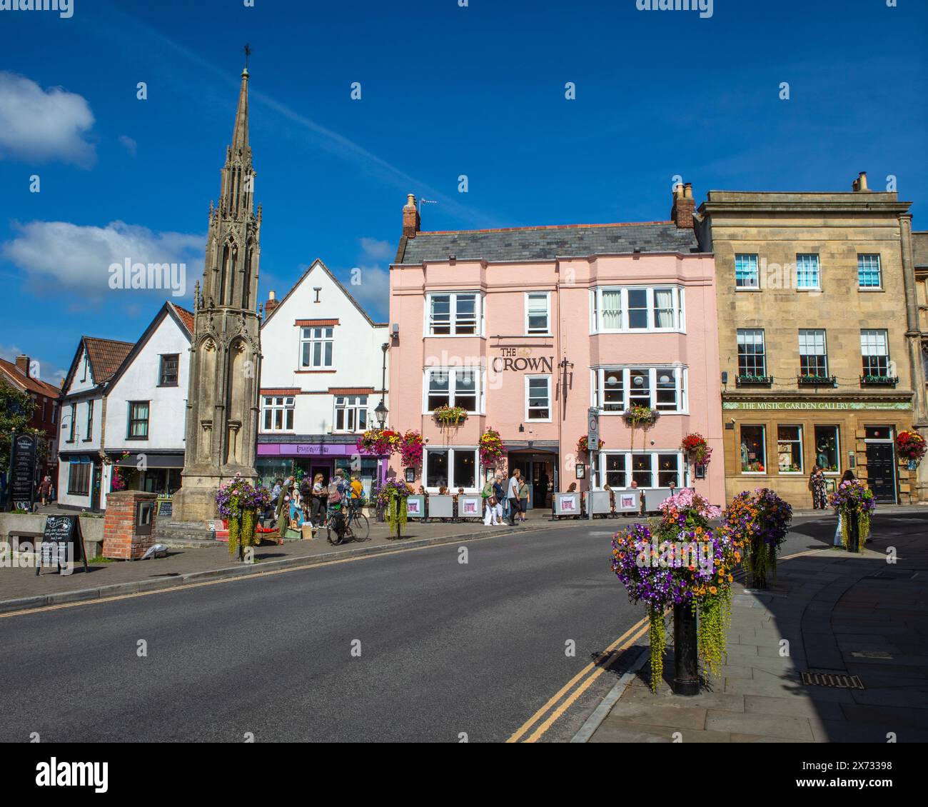 Somerset, Royaume-Uni - 13 septembre 2023 : vue sur le marché historique Cross situé sur la place du marché dans la jolie ville de Glastonbury dans le Somerset, Royaume-Uni. Banque D'Images