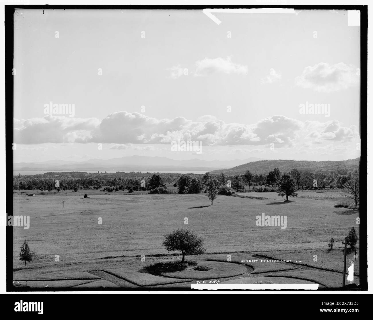 À l'est de l'hôtel, Ausable Chasm, New York, probablement Ausable Chasm Hotel, probablement près du village d'Ausable Chasm., '2445 A,' '2446 A' et '2447 A' sur les négatifs l, C et R, respectivement., Detroit Publishing Co. 067016., Gift ; State Historical Society of Colorado ; 1949, Resorts. , États-Unis, New York (État), Ausable Chasm (Village) Banque D'Images