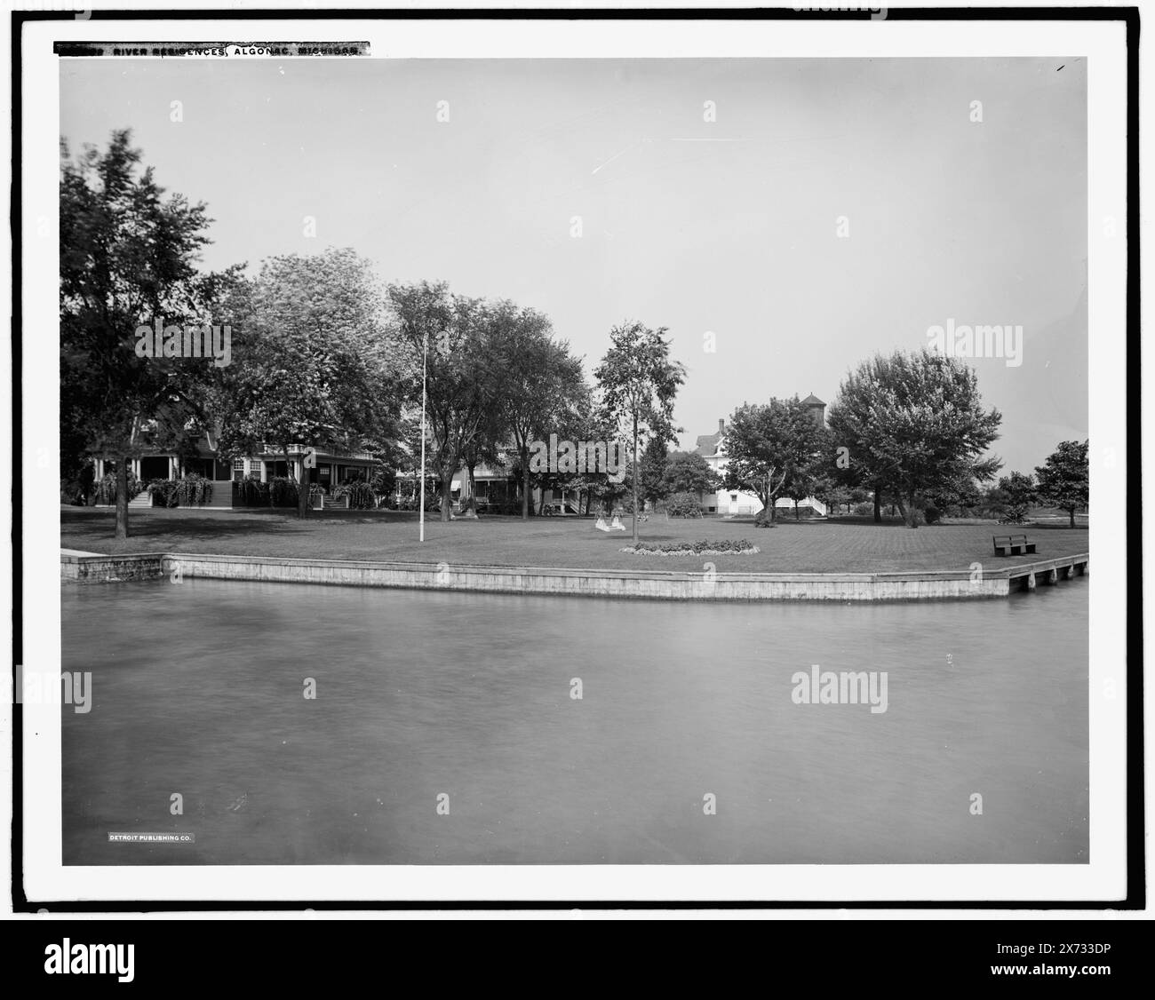 River Residences, Algonac, Michigan, '120-T' sur négatif., Detroit Publishing Co. No. 073322., Gift ; State Historical Society of Colorado ; 1949, Waterfronts. , Habitations. , États-Unis, Michigan, Algonac. , États-Unis, Michigan, Saint clair River. Banque D'Images