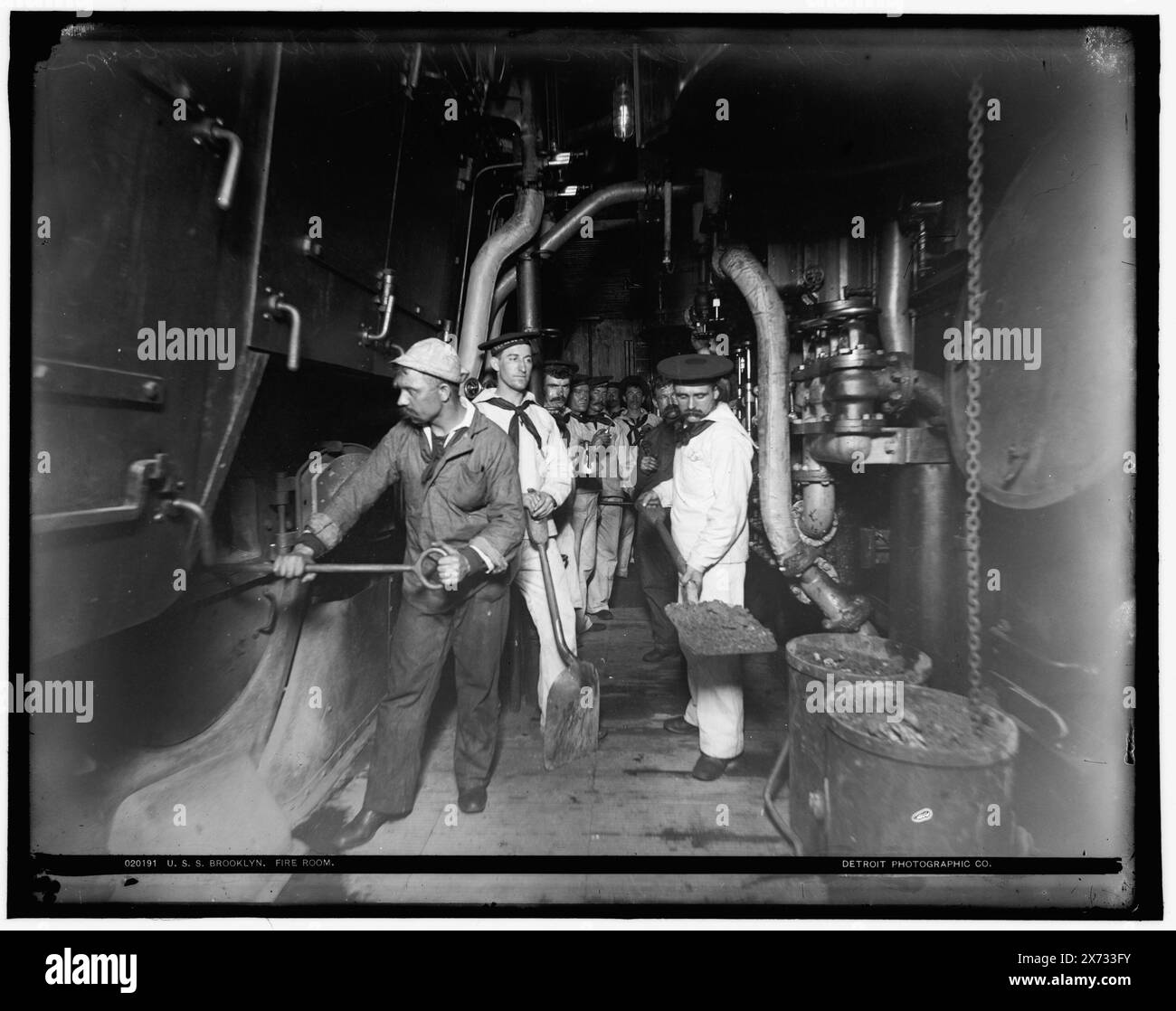 U.S.S. Brooklyn Fire room, '8' sur négatif., Detroit Publishing Co. No. 020191., Gift ; State Historical Society of Colorado ; 1949, Brooklyn (Cruiser), États-Unis., Navy. , Cruisers (navires de guerre), américain. , Salles des machines. , Seamen, américain. Banque D'Images