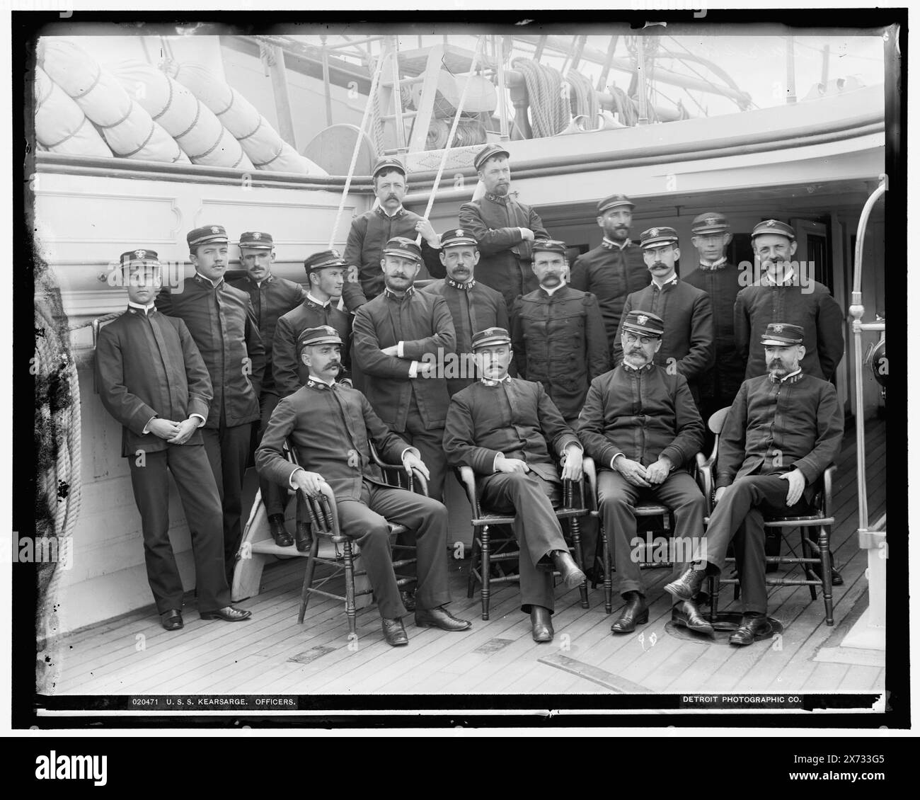 U.S.S. Kearsarge Officers, date basée sur Detroit, catalogue J (1901)., Detroit Publishing Co. No. 020471., Gift ; State Historical Society of Colorado ; 1949, Kearsarge (Screw sloop-of-War), Military Officers, American. Banque D'Images