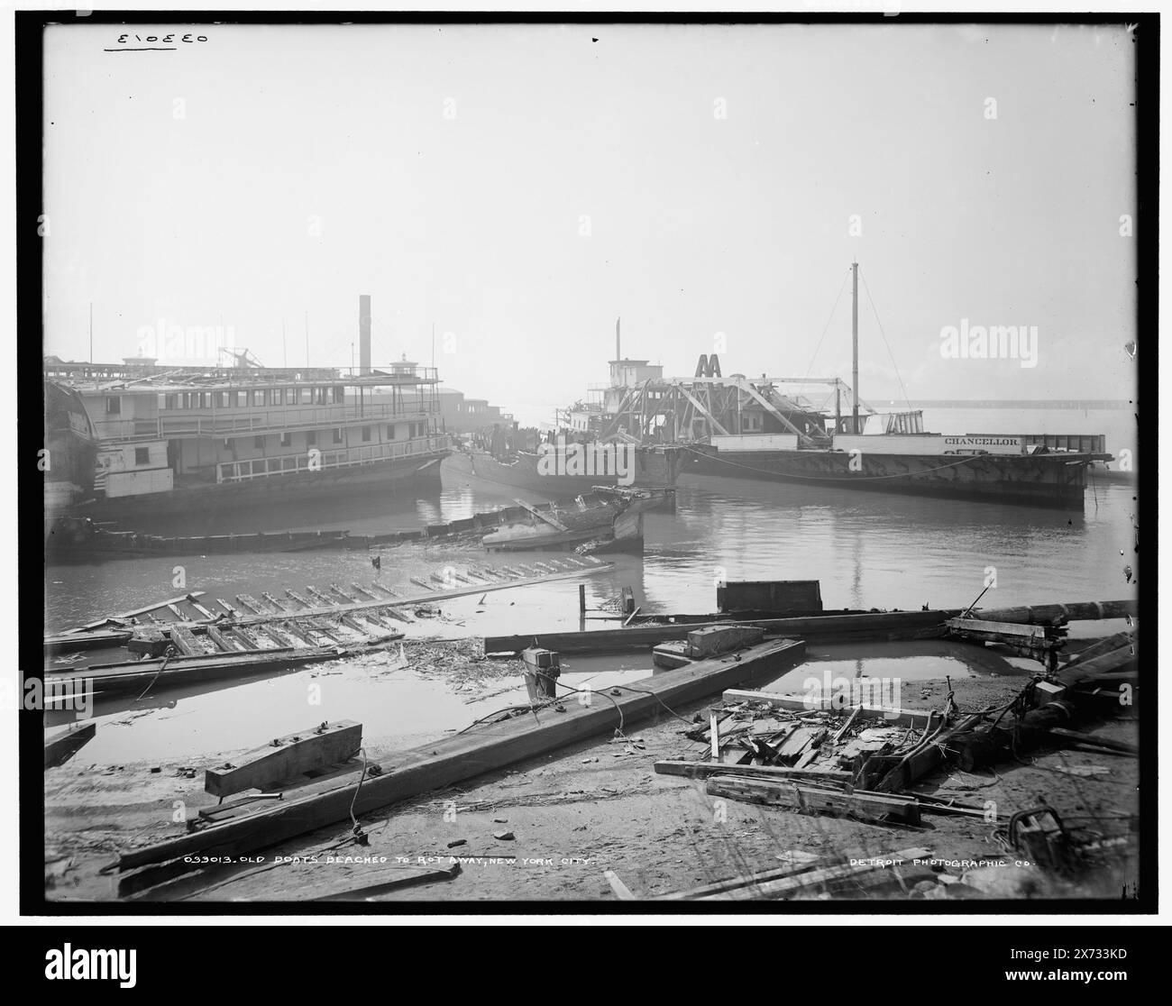 Vieux bateaux échoués pour pourrir, New York City, 'Chancelier' sur le bateau à droite., Detroit Publishing Co. No. 033013., Gift ; State Historical Society of Colorado ; 1949, Steamboats. , Quais et quais. , Cimetières de bateaux. , États-Unis, New York (State), New York. Banque D'Images