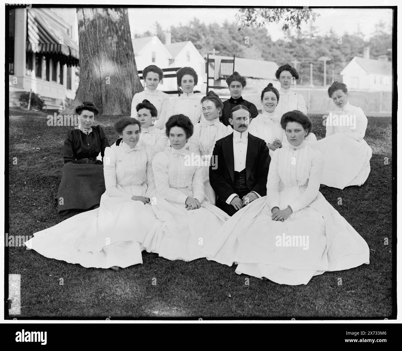Au Mansion House, Poland Spring, Me., titre de la veste., peut-être le personnel de l'hôtel., '304-A' sur négatif., Detroit Publishing Co. No. 042432., Gift ; State Historical Society of Colorado ; 1949, Hôtels. , États-Unis, Maine, Pologne Spring. Banque D'Images