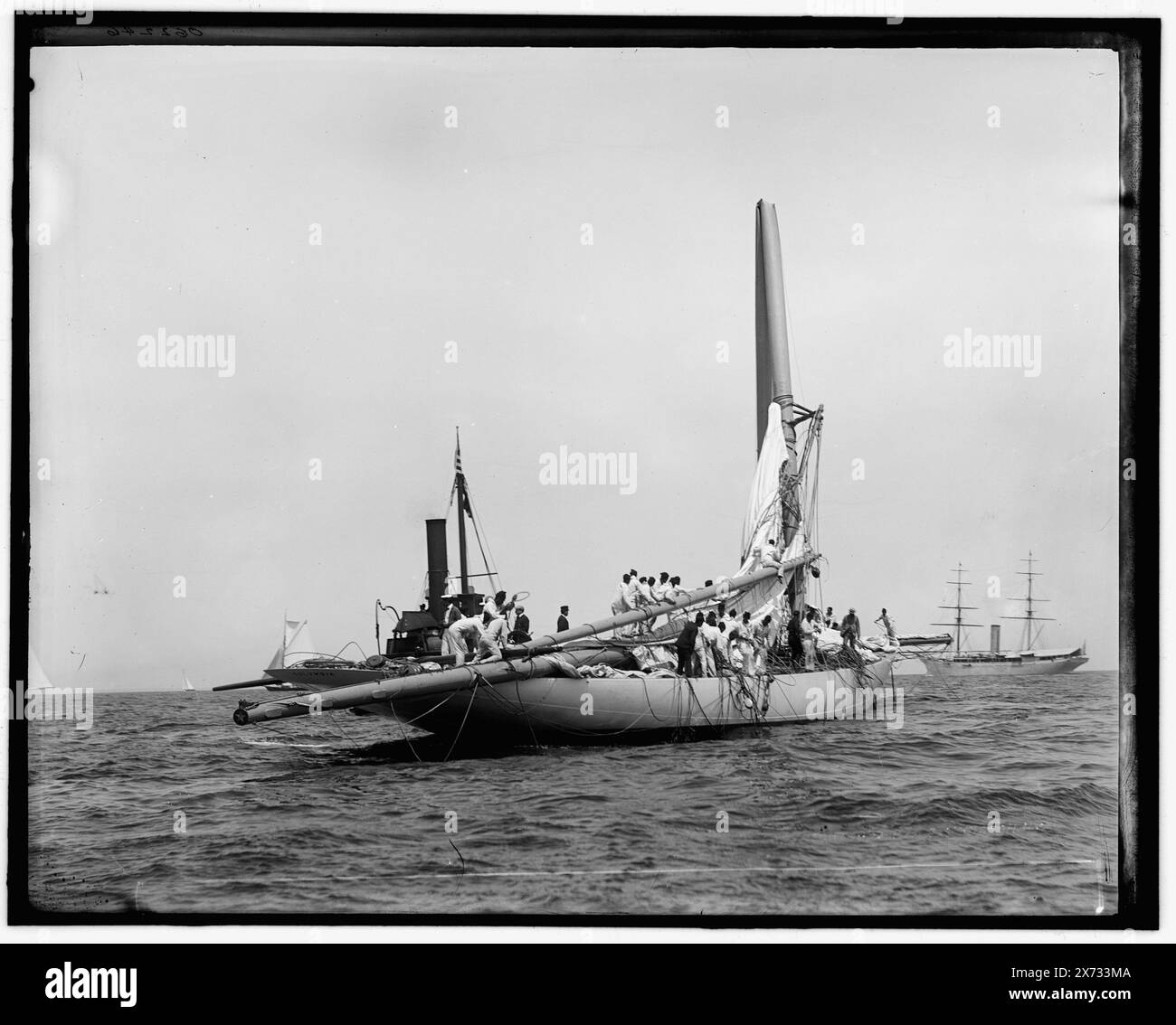 Columbia, '729', 'Newport', et 'Johnston' sur négatif., No Detroit Publishing Co., Gift ; State Historical Society of Colorado ; 1949, Columbia (Sloop) , America's Cup races. , Yachts. , Accidents maritimes. Banque D'Images
