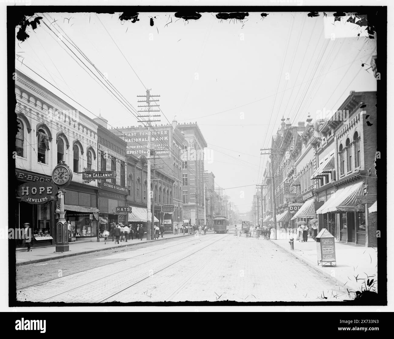 En regardant vers le nord sur Gay Street depuis près de Clinch Avenue, Knoxville, Tenn., titre de veste., '#26 B' et 'extra' sur négatif., Detroit Publishing Co. 039432., Gift ; State Historical Society of Colorado ; 1949, Streets. , Installations commerciales. , États-Unis, Tennessee, Knoxville. Banque D'Images