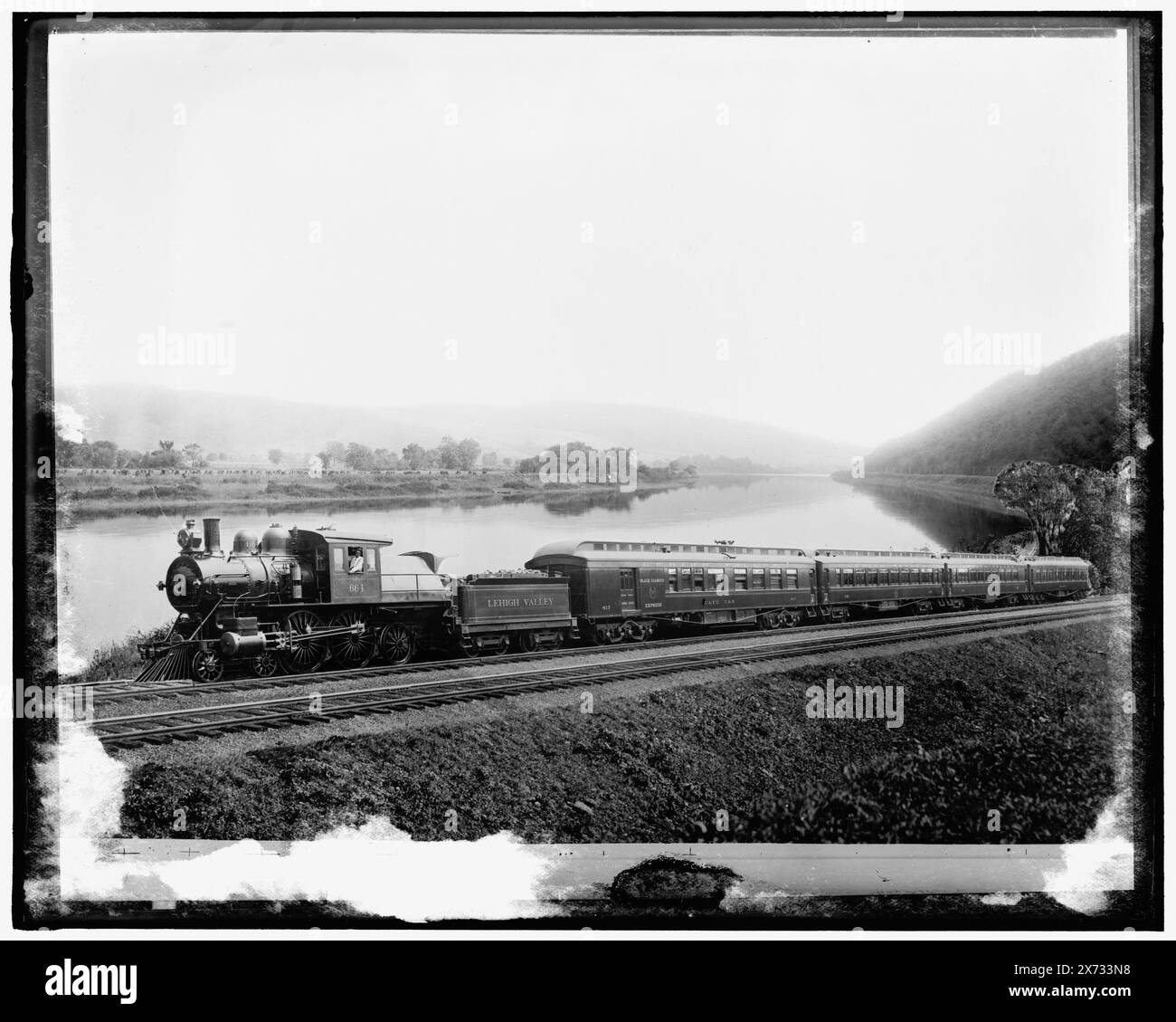 Black Diamond express, Lehigh Valley Railroad, titre de la veste., image vidéo inversée latéralement., Detroit Publishing Co. No. 042569., Gift ; State Historical Society of Colorado ; 1949, Railroads. , Rivers. , États-Unis, Pennsylvanie, Lehigh River. Banque D'Images