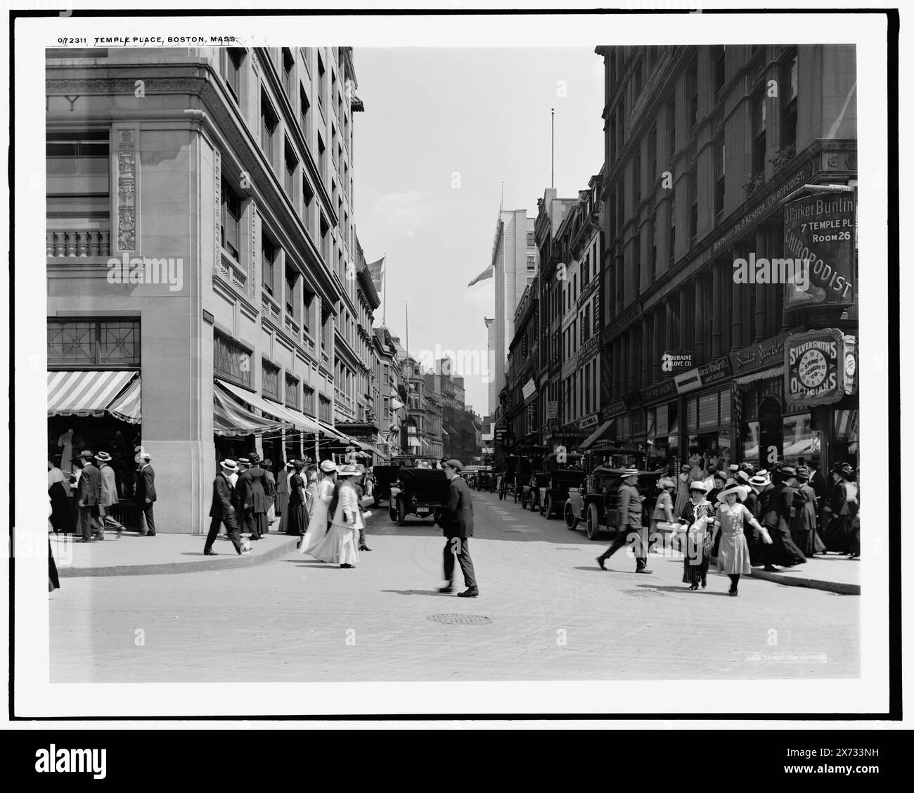 Temple place, Boston, Mass., [M.H.] 'Taylor 51' sur négatif., également disponible en tirage photographique dans LE LOT 9099 K avec copie négative LC-USZ62-70788 (copie film noir et blanc nég.)., Detroit Publishing Co. no. 072311., Gift ; State Historical Society of Colorado ; 1949, Streets. , Installations commerciales. , États-Unis, Massachusetts, Boston. Banque D'Images