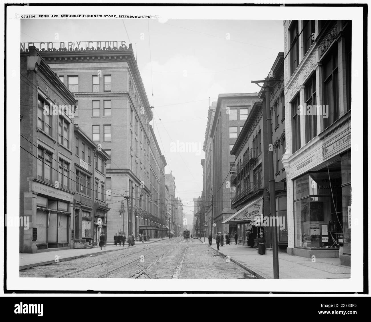 Penn. Ave. Pennsylvania Avenue et magasin de Joseph Horne, Pittsburgh, Pa., 'Joseph Horne Co.' sur le bâtiment à gauche avec panneau de marchandises sèches sur le toit., Detroit Publishing Co. 072226., Gift ; State Historical Society of Colorado ; 1949, grands magasins. , Rues commerçantes. , États-Unis, Pennsylvanie, Pittsburgh. Banque D'Images