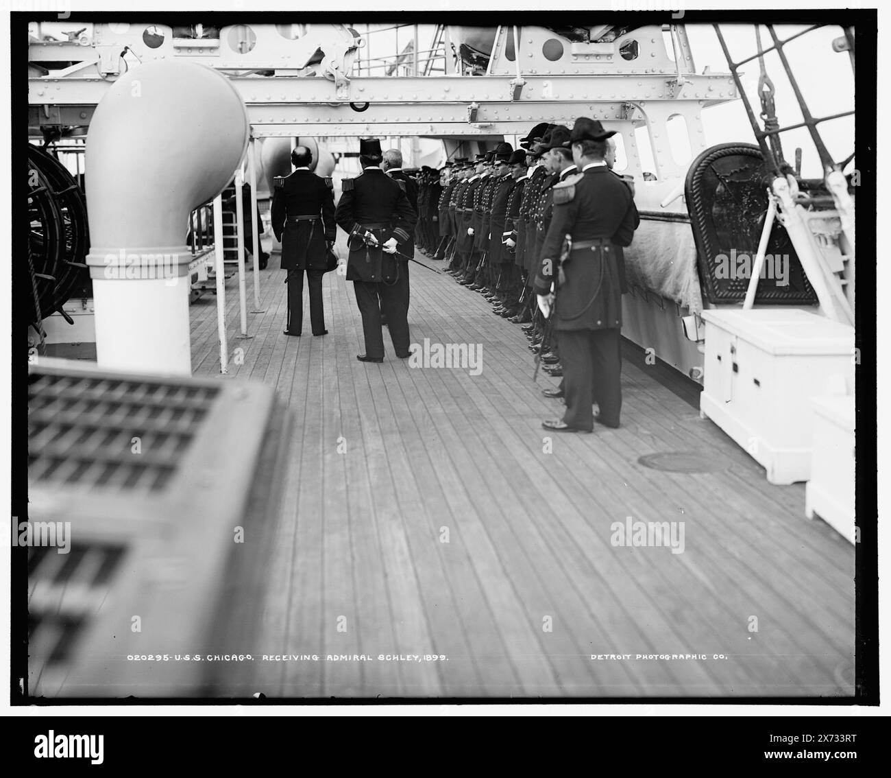 U.S.S. Chicago, recevant l'amiral Schley, Detroit Publishing Co. No. 020295., Gift ; State Historical Society of Colorado ; 1949, Schley, Winfield Scott, 1839-1911. , Chicago (Cruiser) , États-Unis., Navy. , Cruisers (navires de guerre), américain. , Officiers militaires, américain. Banque D'Images
