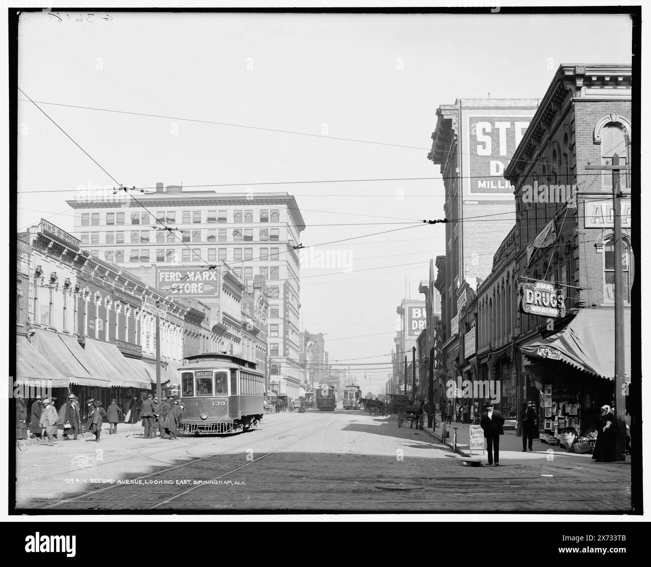 Deuxième Avenue, en regardant vers l'est, Birmingham, Ala., 'G 3618' sur négatif., Detroit Publishing Co. No. 019414., Gift ; State Historical Society of Colorado ; 1949, Streets. , Installations commerciales. , Chemins de fer de rue. , États-Unis, Alabama, Birmingham. Banque D'Images