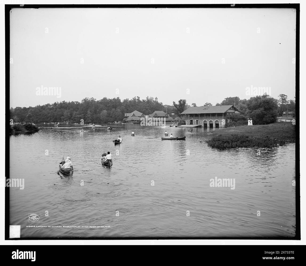 Canoë-kayak sur Charles River, Charles River Reservation, Mass., '3392' sur négatif., Detroit Publishing Co. No. 019646., Gift ; State Historical Society of Colorado ; 1949, Canoes. , Rivers. , Parcs. , États-Unis, Massachusetts, Charles River Reservation. , États-Unis, Massachusetts, Charles River. Banque D'Images