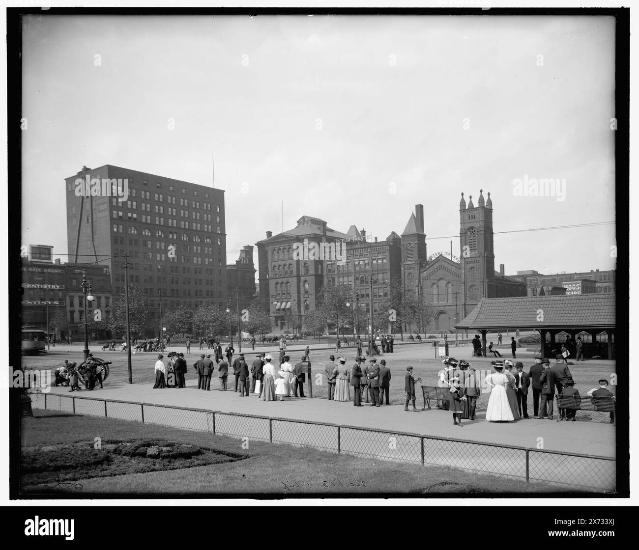 Public Square, Cleveland, Ohio, titre tiré de la veste., Lyceum Theatre et Old Stone Church en arrière-plan ; les gens au premier plan attendent probablement le chariot., 'No. 173 Clif.' Sur négatif., Detroit Publishing Co. No. 036528., Gift ; State Historical Society of Colorado ; 1949, Plazas. , États-Unis, Ohio, Cleveland. Banque D'Images