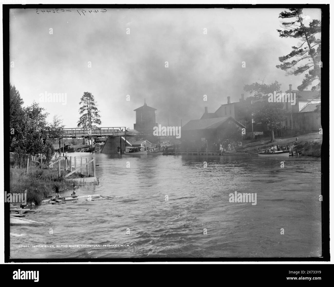 Indian River, route intérieure, Cheboygan-Petoskey, Mich., 'G 4491' sur négatif., Detroit Publishing Co. no. 071044., Gift ; State Historical Society of Colorado ; 1949, Rivers. , Ponts. , États-Unis, Michigan, Indian River. Banque D'Images
