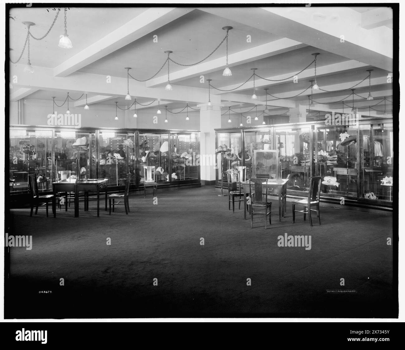 Elliott, Taylor, Woolfenden, Millinery, Detroit, Mich., titre de veste., Detroit Publishing Co. no. 043677., Gift ; State Historical Society of Colorado ; 1949, Dry Goods Stores. , Chapeaux. , Intérieurs. , États-Unis, Michigan, Detroit. Banque D'Images