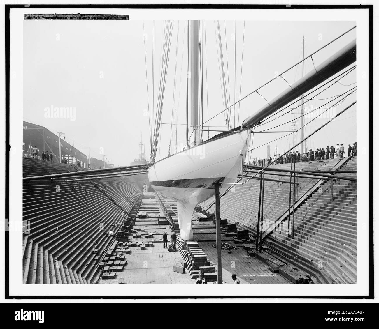 Shamrock III en cale sèche à Erie Basin, 17 août 1903, locale basée sur le négatif D4-21758., Detroit Publishing Co. No. 021759., Brooklyn., cadeau ; State Historical Society of Colorado ; 1949, Shamrock III (Yacht), America's Cup races. , Yachts. , Bateau et industrie navale. , États-Unis, New York (State), New York. Banque D'Images