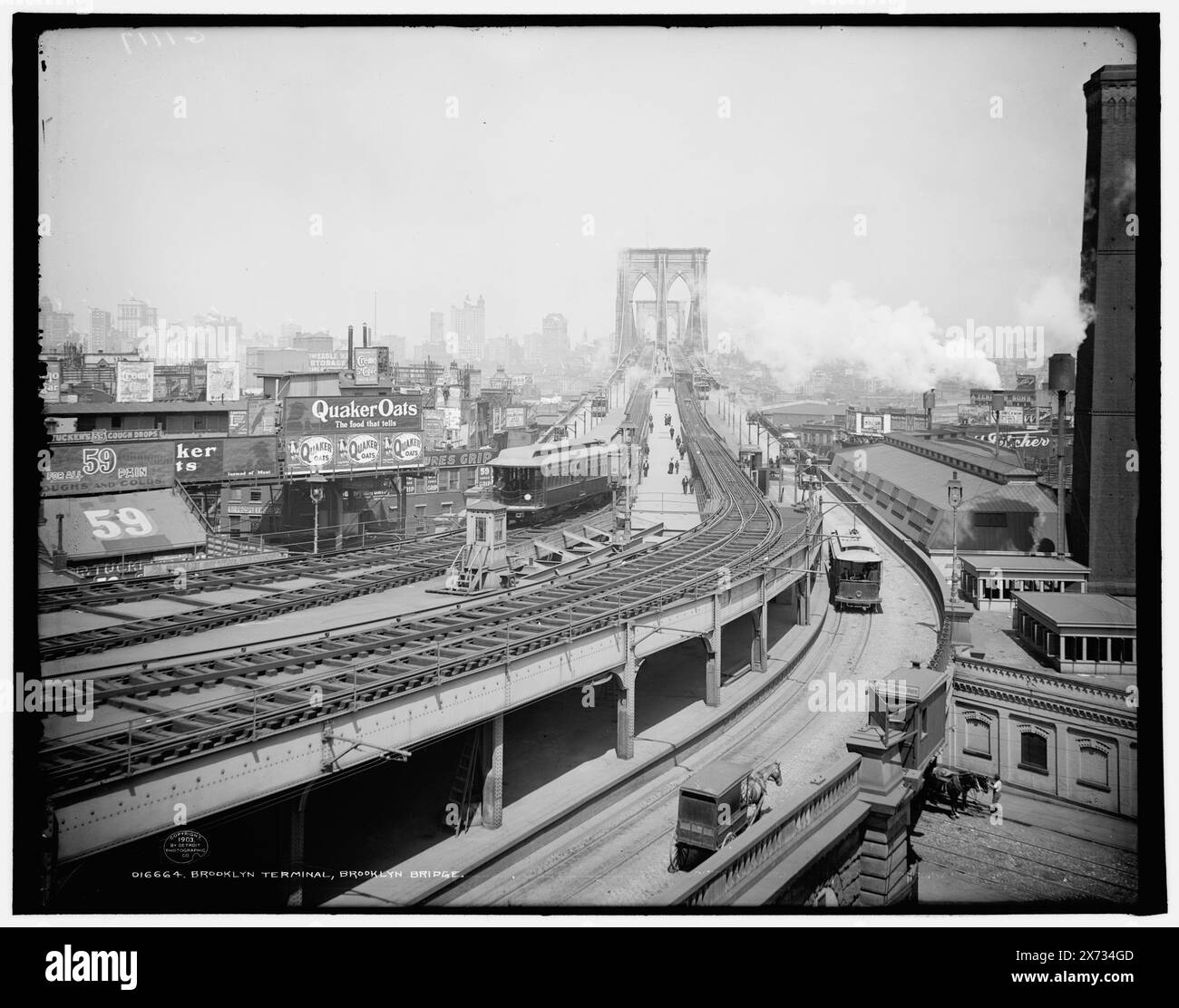 Brooklyn terminal, Brooklyn Bridge, 'G 1117' sur négatif., Detroit Publishing Co. no. 016664., Gift ; State Historical Society of Colorado ; 1949, Street Railroads. , Ponts. , États-Unis, New York (State), New York. Banque D'Images