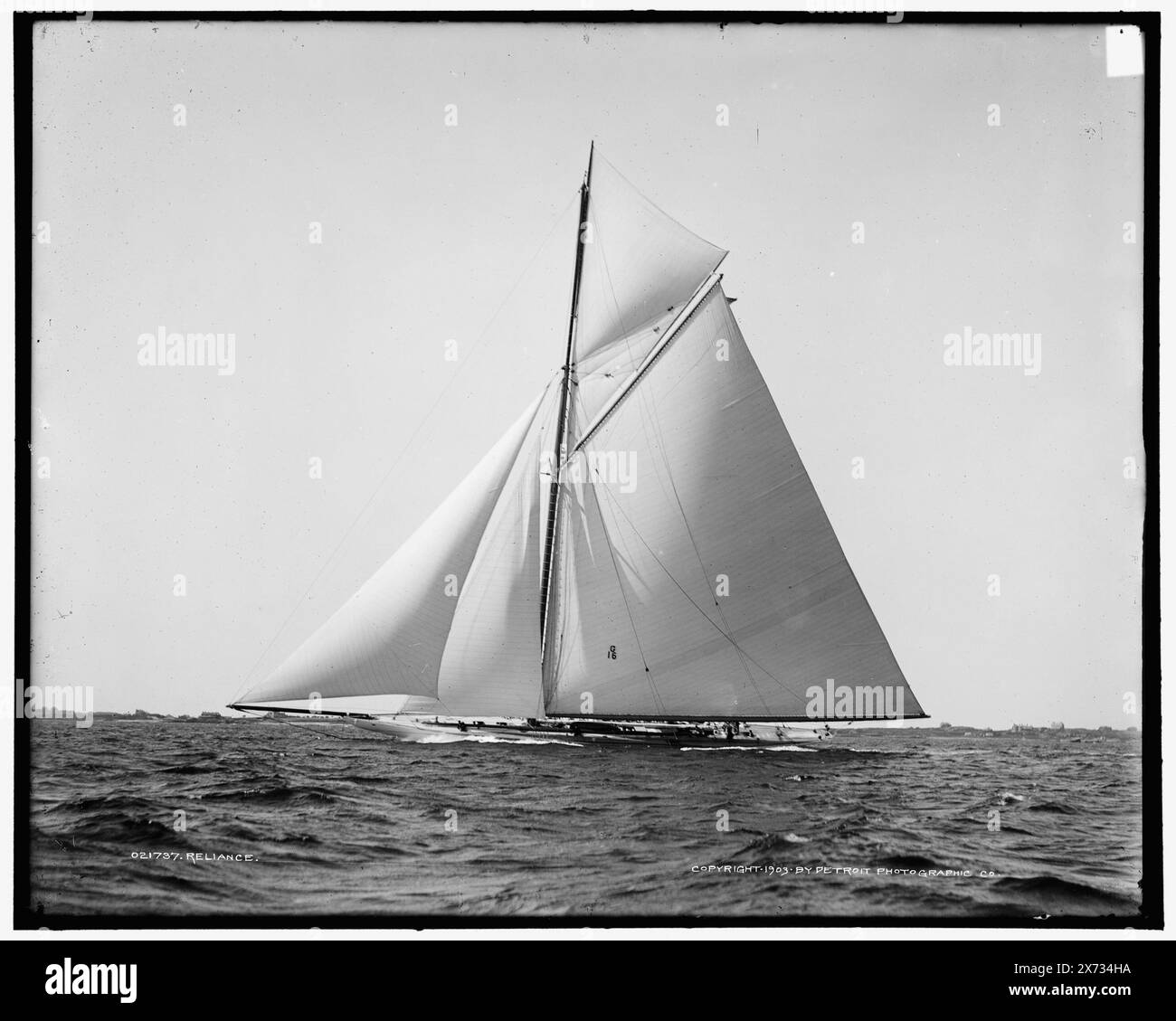 Reliance, Detroit Publishing Co. No. 021737., Gift ; State Historical Society of Colorado ; 1949, Reliance (Yacht) , Yachts. , Courses de la Coupe de l'America. , Régates. Banque D'Images