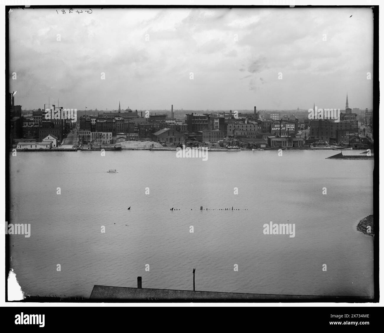 Water front, Toledo, Ohio, titre de la jaquette., les images du vidéodisque sont hors séquence ; l'ordre réel de gauche à droite est 1A-19190, 19189., 'G 4380' et 'G 4381' sur les négatifs l et R, respectivement., Detroit Publishing Co. 037172., Gift ; State Historical Society of Colorado ; 1949, Rivers. , Installations industrielles. , États-Unis, Ohio, Toledo. , États-Unis, Ohio, Maumee River. Banque D'Images