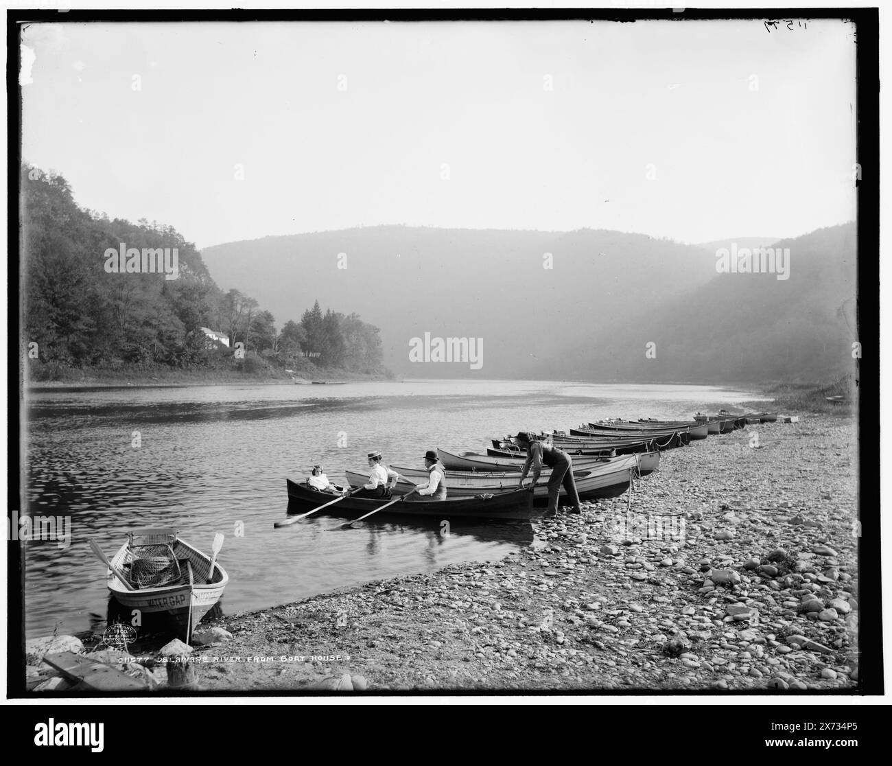 Delaware River depuis Boat House, Detroit Publishing Co. no. 011577., Gift ; State Historical Society of Colorado ; 1949, Rivers. , Canoës. , États-Unis, Pennsylvanie, Delaware Water Gap. , États-Unis, New Jersey, Delaware Water Gap. , États-Unis, Pennsylvanie, Delaware River. , États-Unis, New Jersey, Delaware River. Banque D'Images