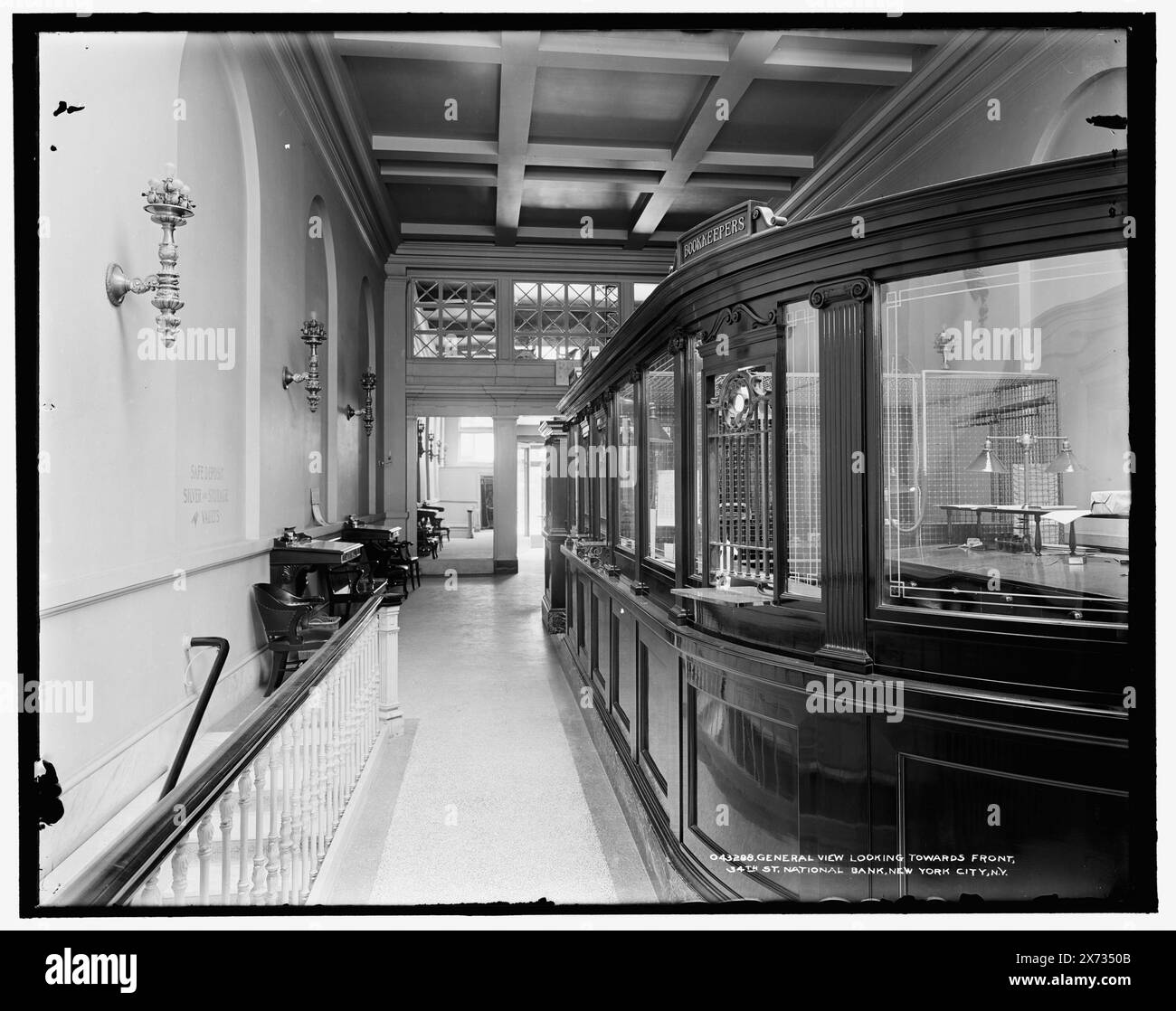 Vue générale vers l'avant, 34th établi Thirty-Fourth Street National Bank, New York City, Detroit Publishing Co. No. 043288., Gift ; State Historical Society of Colorado ; 1949, Interiors. , Banques. , États-Unis, New York (State), New York. Banque D'Images