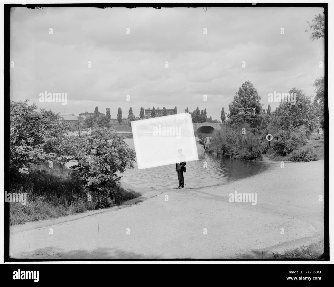 Bridge in Back Bay Fens Boston, Mass., titre de la veste., 'Extra' sur négatif. L'autocollant en papier au centre du négatif est probablement un signal de Detroit Publishing Co. Pour empêcher l'impression de ce négatif supplémentaire., Detroit Publishing Co. No. 500440., Gift ; State Historical Society of Colorado ; 1949, Bridges. , Parcs. , États-Unis, Massachusetts, Boston. Banque D'Images