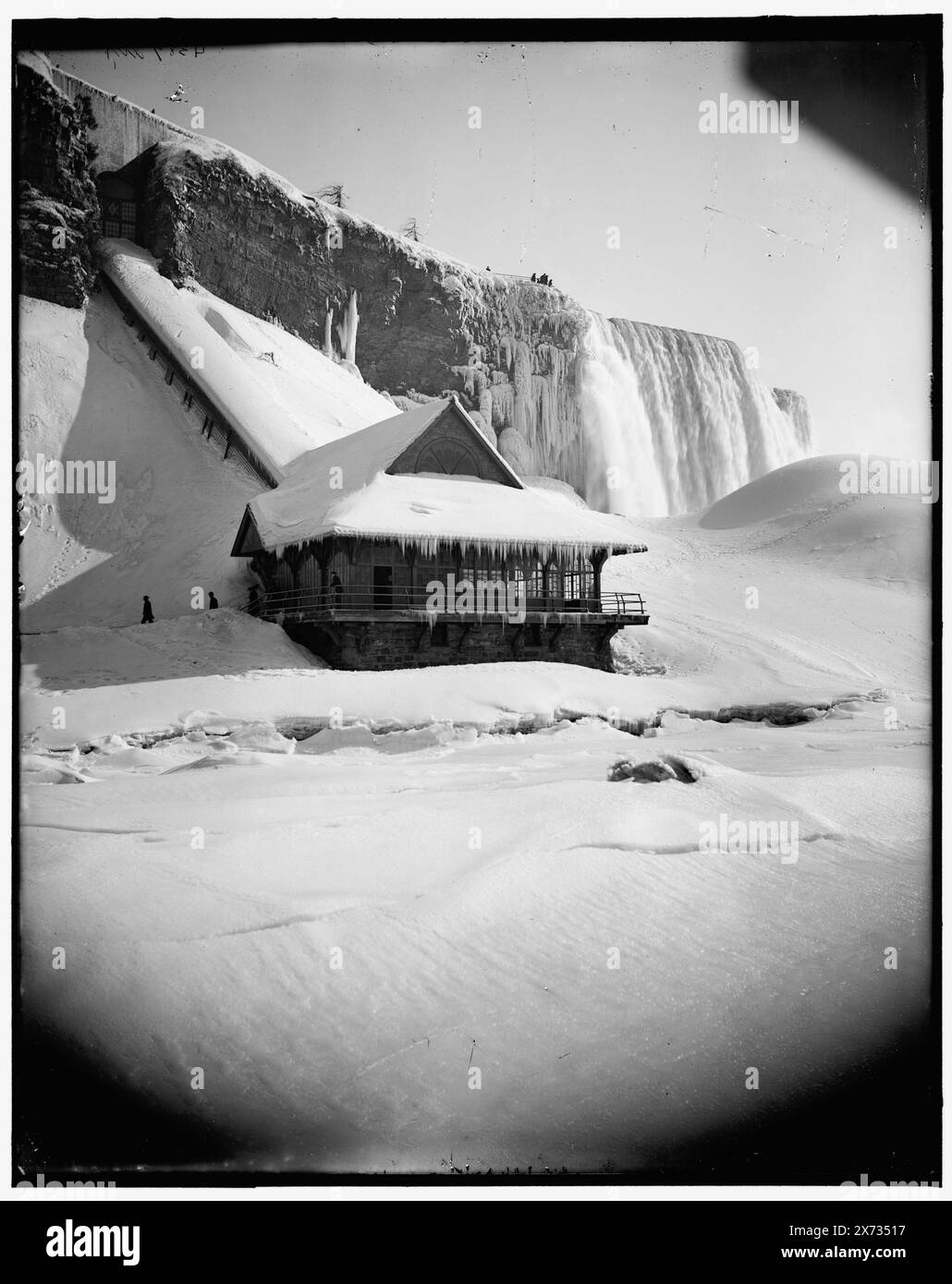 Station au pied de la pente, American Falls, Niagara Falls, titre et date basés sur Detroit, catalogue J (1901)., Detroit Publishing Co. No. 04387., 'dup' sur négatif., cadeau ; State Historical Society of Colorado ; 1949, hiver. , Gares ferroviaires. , Chemins de fer inclinés. , Chutes d'eau. , États-Unis, New York (État), Niagara Falls. Banque D'Images