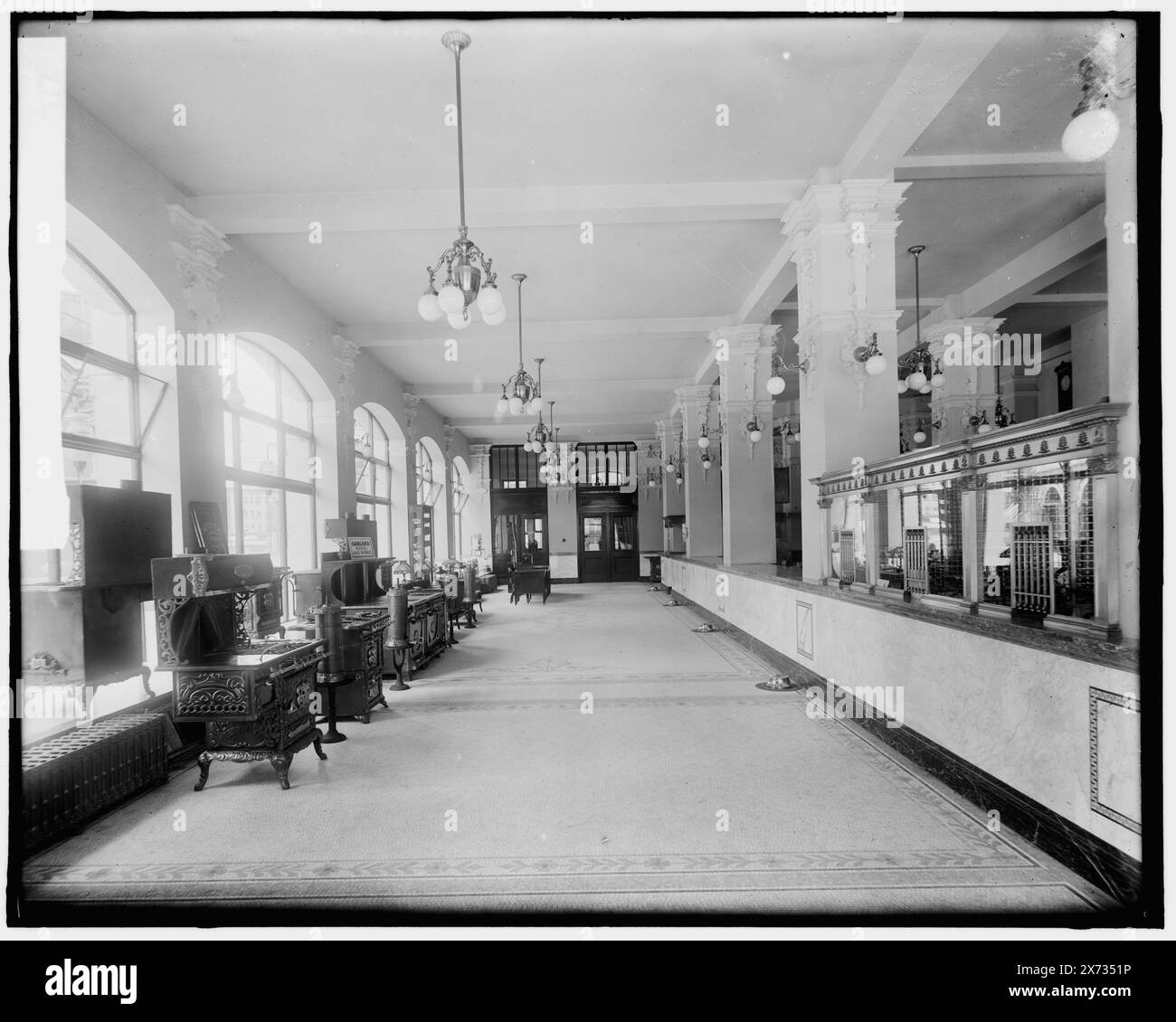 Bureau de gaz, au premier étage, regardant derrière, bureaux de la Detroit City Gas Company., 'Garland Hotel Gas Stove' sur panneau au-dessus des poêles à gauche ; guichet à droite., '2024' sur négatif., Detroit Publishing Co. No. X 159., Gift ; State Historical Society of Colorado ; 1949, public Utility Companies. , Bureaux. , Poêles. , États-Unis, Michigan, Detroit. Banque D'Images