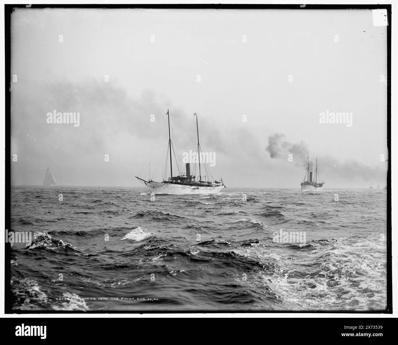 Courir dans l'arrivée, soit des coupeurs de revenu ou des yachts à vapeur., '1485' sur négatif., Detroit Publishing Co. No. 021766., Gift ; State Historical Society of Colorado ; 1949, régates. , Courses de la Coupe de l'America. Banque D'Images