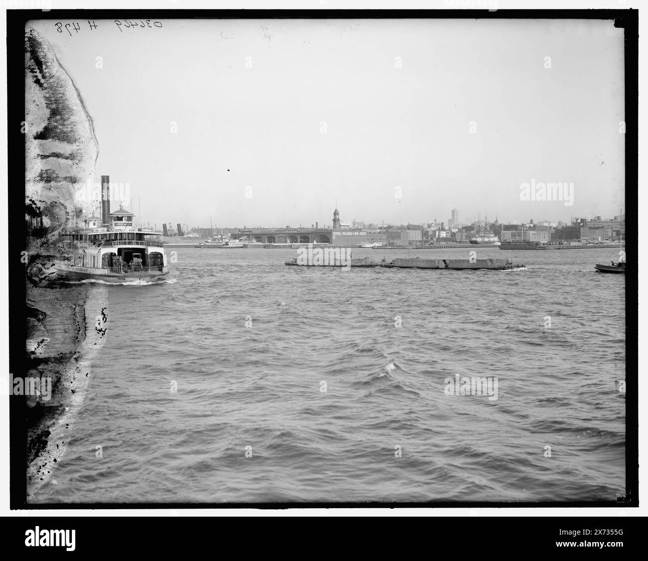 Twenty-Third Street ferry terminal, New York, New York, New York, titre de la veste., 'Brême' sur le ferry à gauche ; 'Lackawanna' sur le terminal en arrière-plan., 'H 478' sur le négatif., Detroit Publishing Co. 036469., Gift ; State Historical Society of Colorado ; 1949, Marine terminaux. , Ferries. , États-Unis, New York (State), New York. Banque D'Images